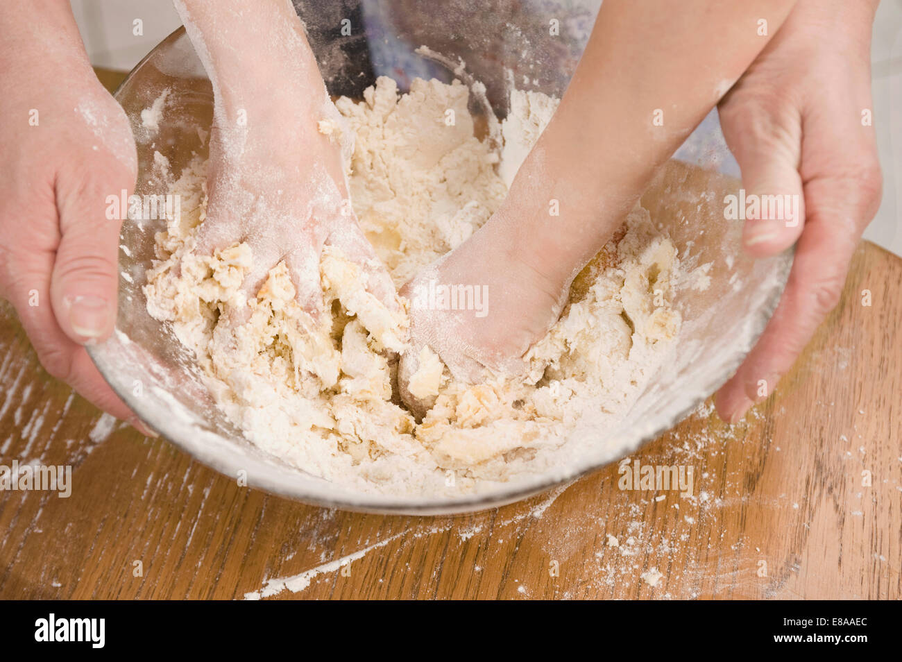 Mano umana pastella di miscelazione in un recipiente, close up Foto Stock