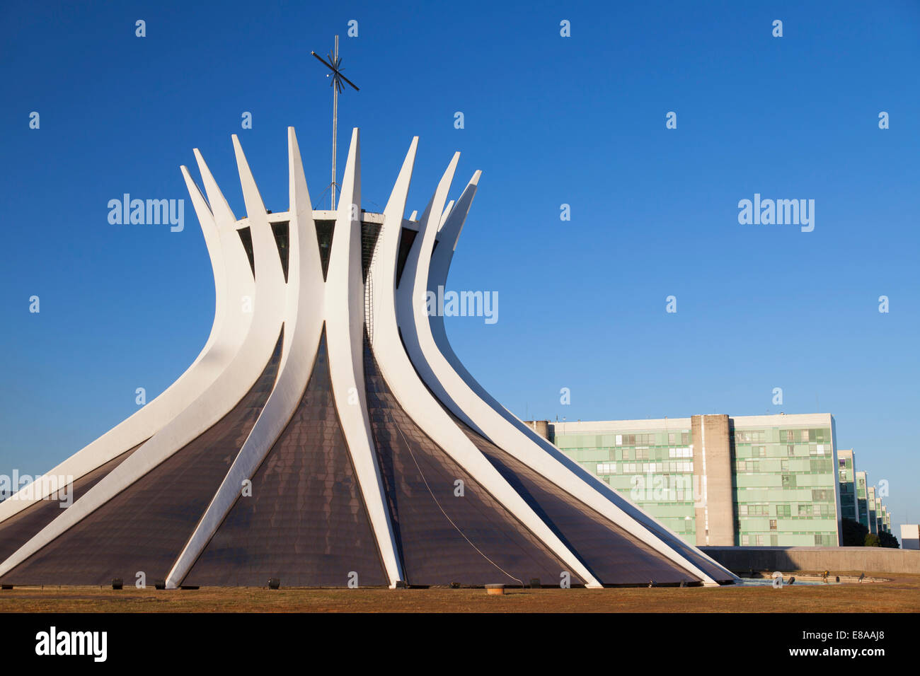 Cattedrale Metropolitana e la Spianata dei Ministeri, Brasilia, del Distretto Federale, Brasile Foto Stock
