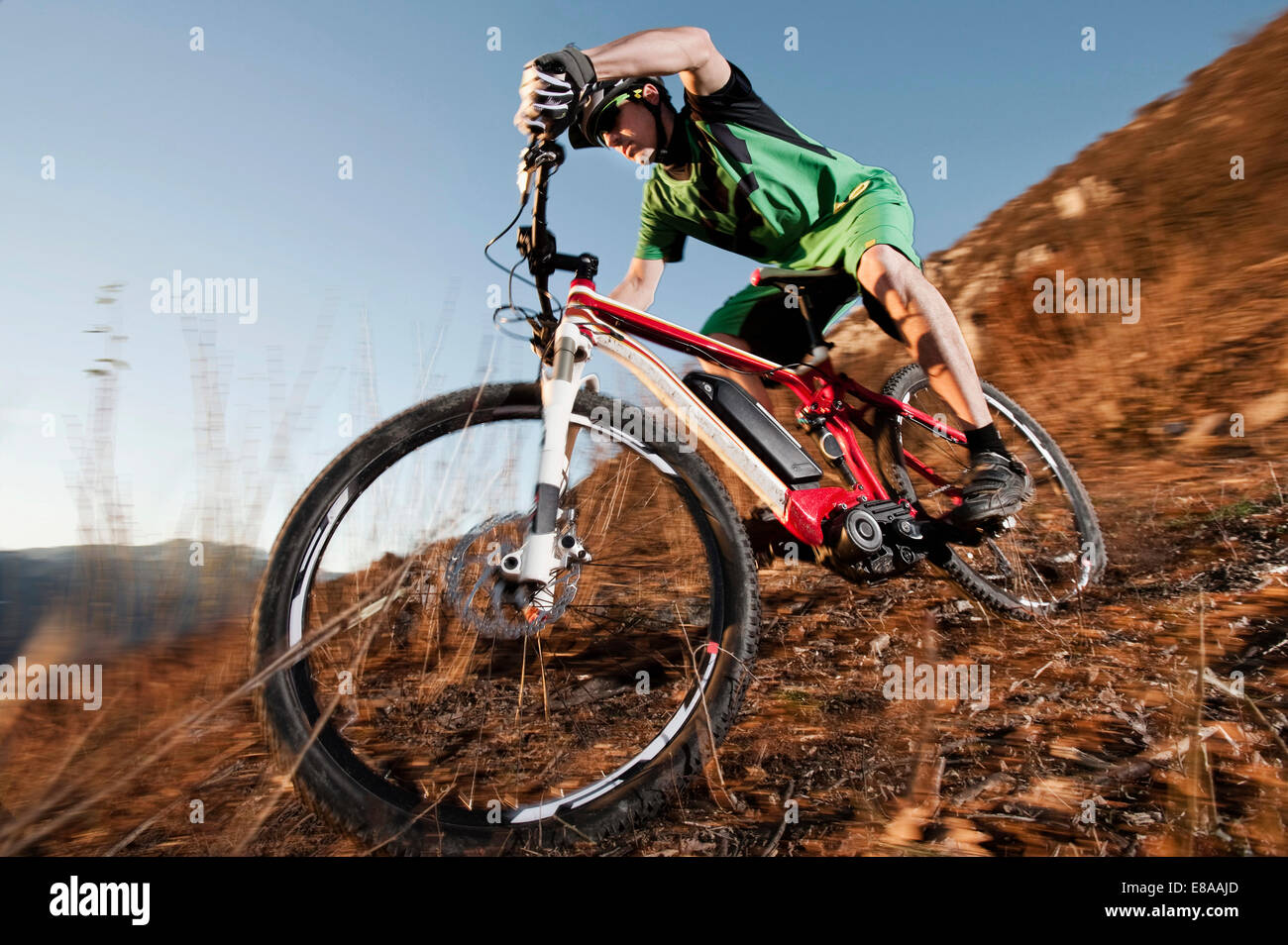 L'uomo ciclismo su electric mountain bike, Trentino Foto Stock