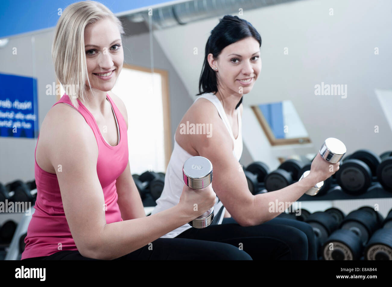 Due donne in palestra facendo il peso della formazione Foto Stock