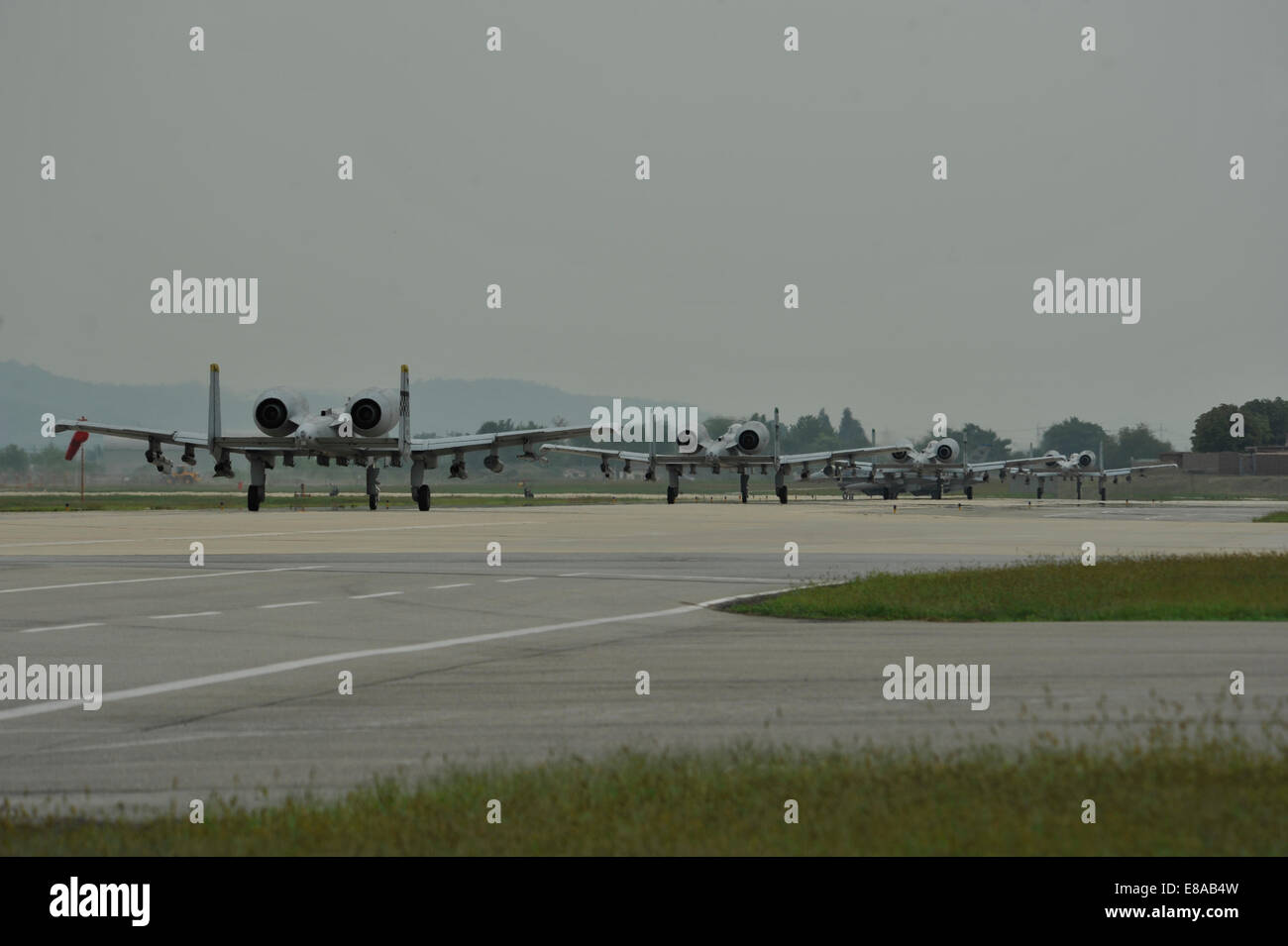 Quattro Stati Uniti Air Force A-10 Thunderbolt II aeromobili assegnati al venticinquesimo Fighter Squadron taxi giù per la pista di Osan Air Base in Foto Stock