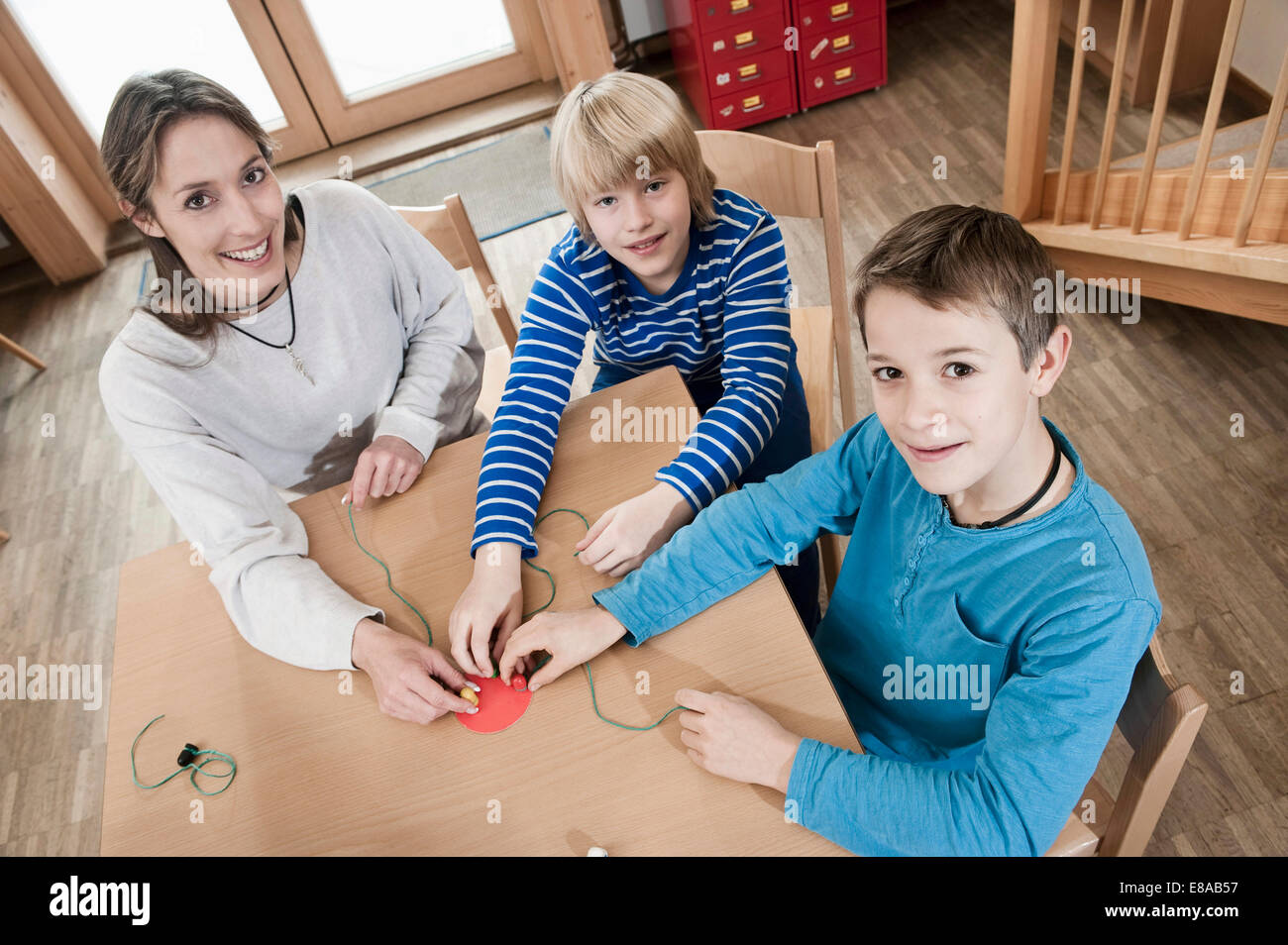 Ritratto di due ragazzi giocare e babysitting femmina assistant Foto Stock