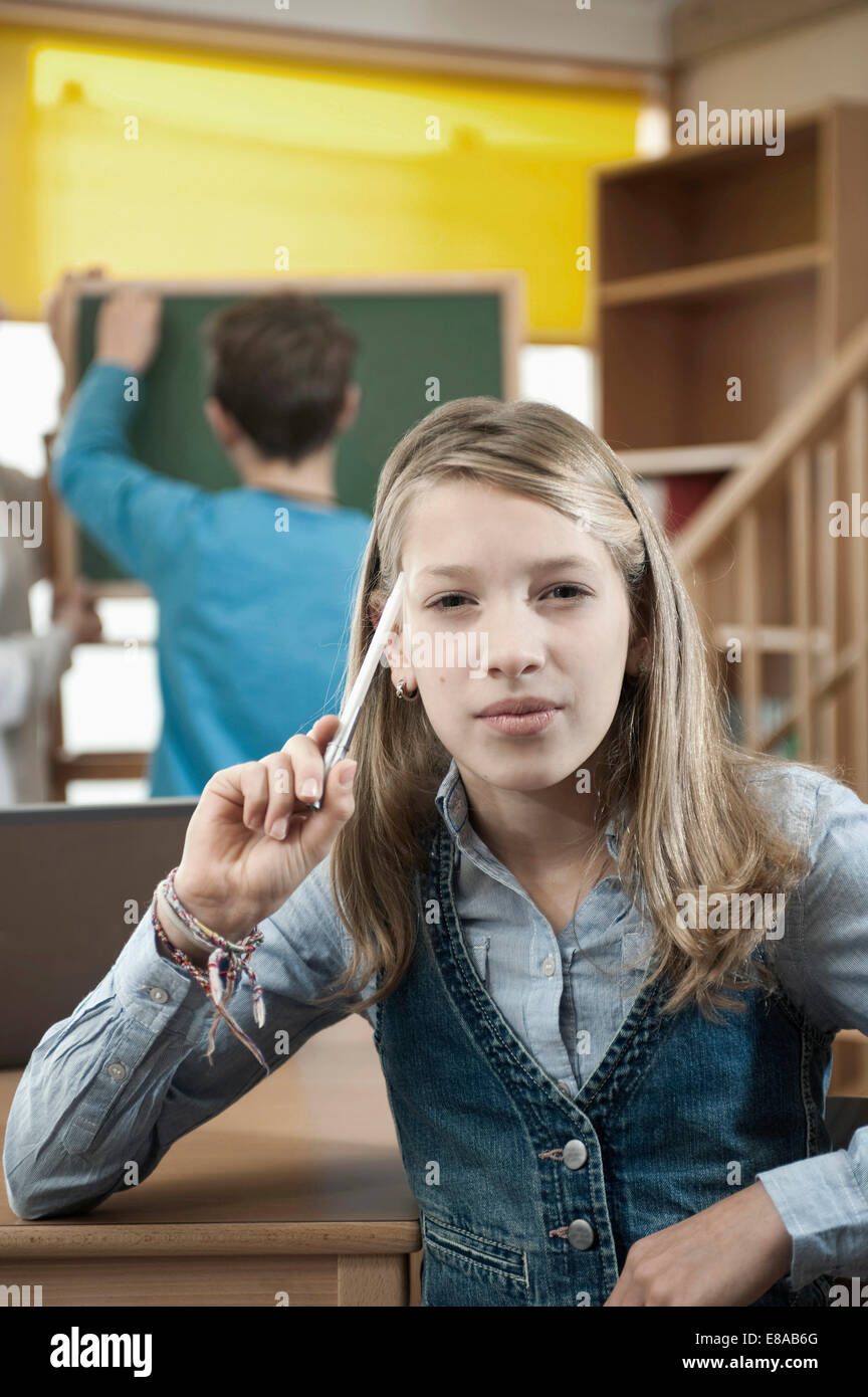 Ritratto di pensare schoolgirl Foto Stock