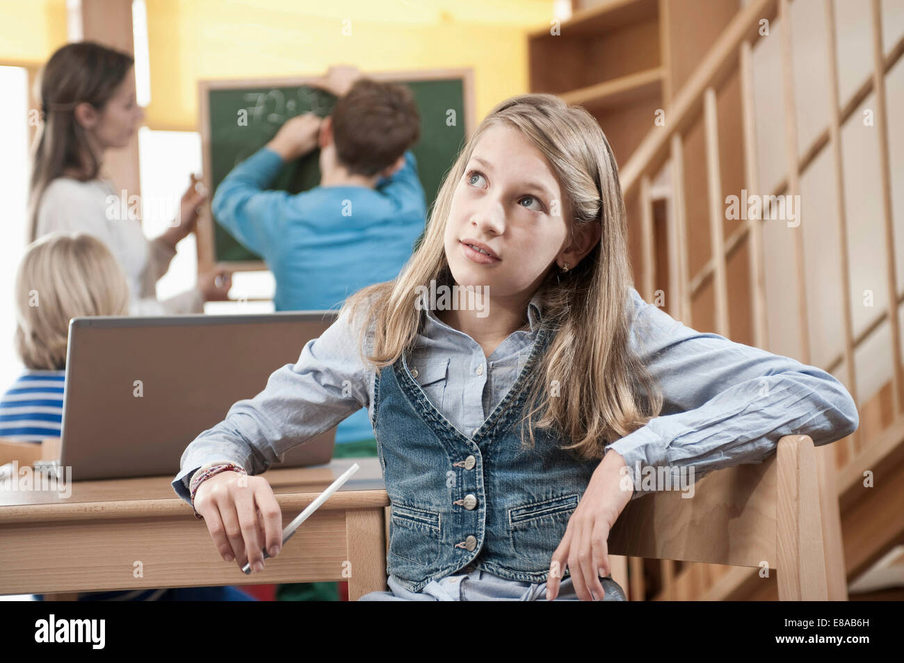 Ritratto di pensare schoolgirl Foto Stock