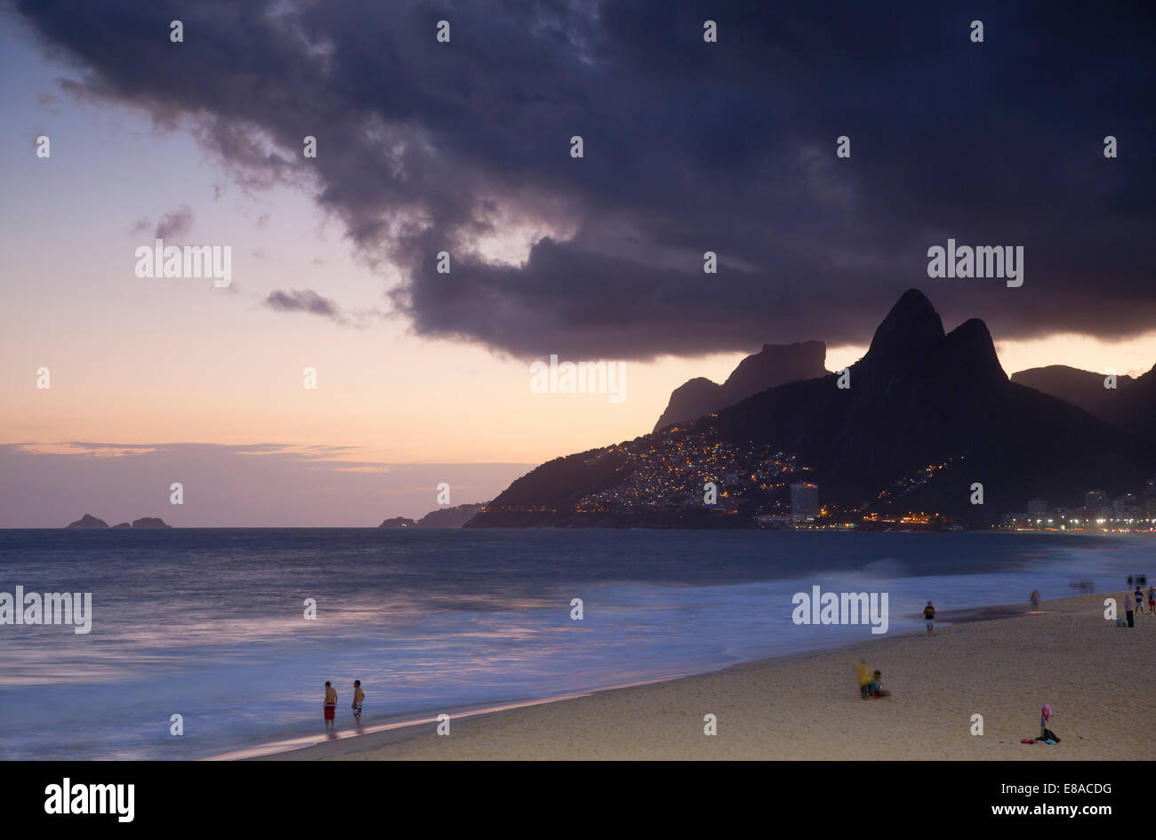 La spiaggia di Ipanema al tramonto, Rio de Janeiro, Brasile Foto Stock