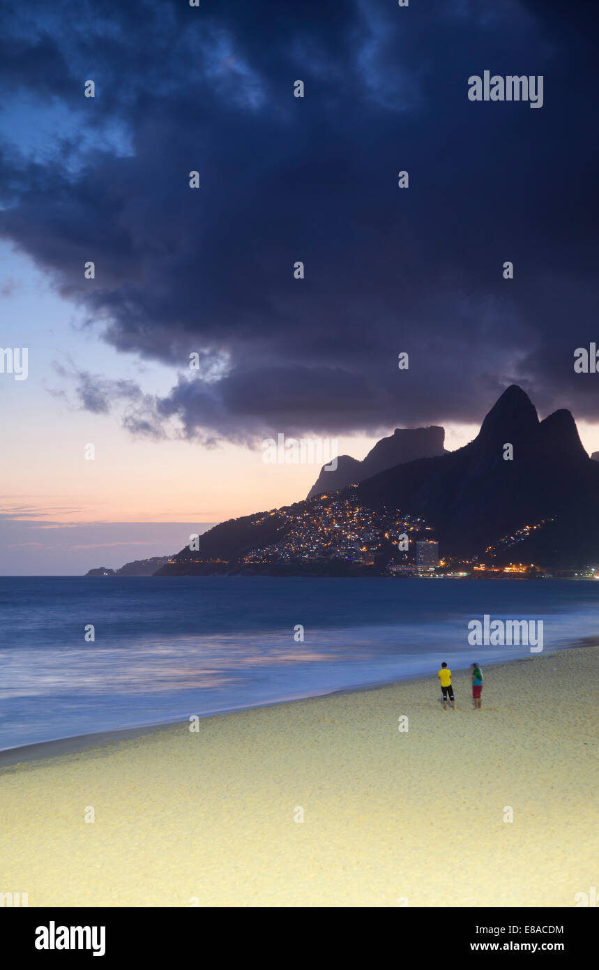 La spiaggia di Ipanema al tramonto, Rio de Janeiro, Brasile Foto Stock