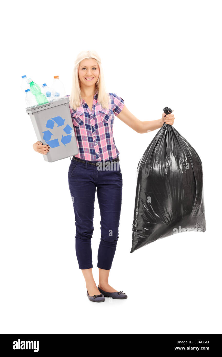A piena lunghezza Ritratto di una donna tenendo un cestino e un sacchetto dell'immondizia isolati su sfondo bianco Foto Stock