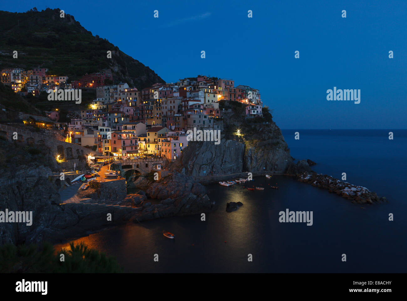 Manarola in serata, Cinque Terre National Park, Liguria, Italia, Europa. Foto Stock