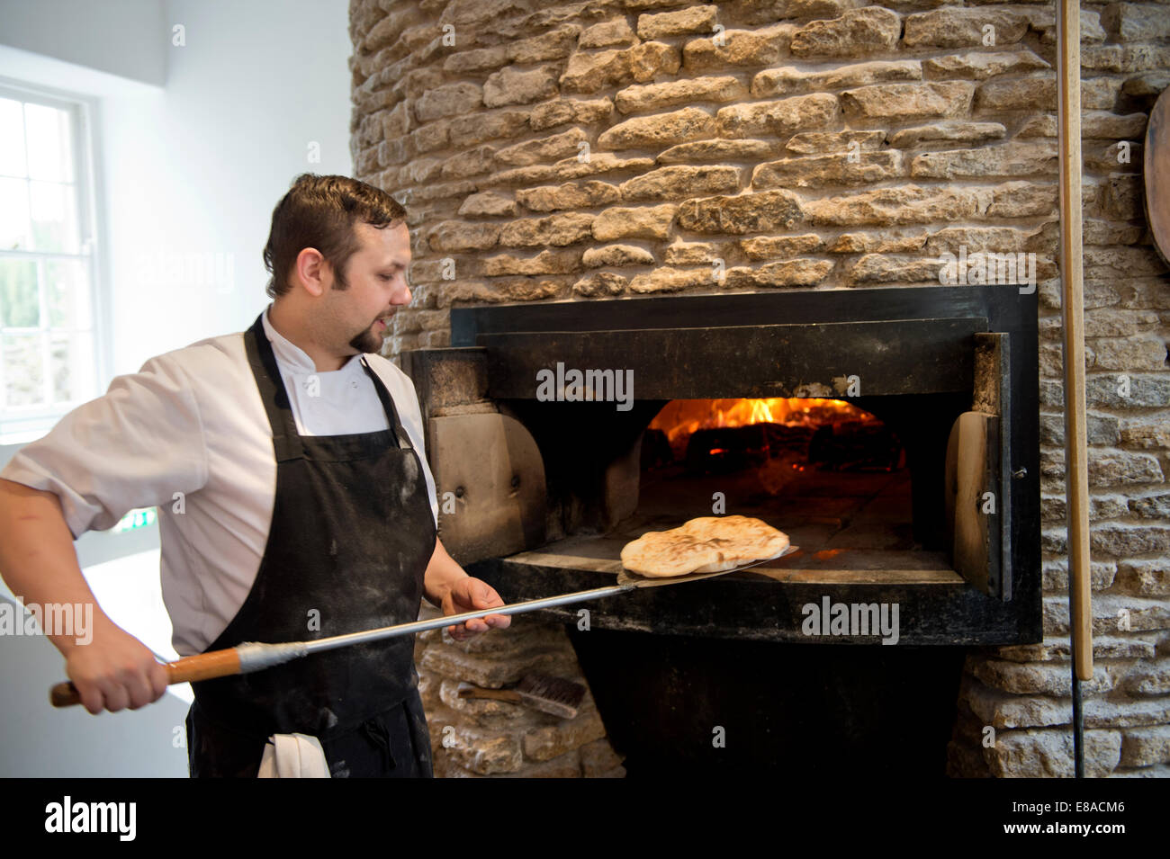 Forno a Pizza presso la cappella ristorante nella strada alta del Somerset villaggio di Bruton REGNO UNITO Foto Stock Forno a Pizza presso la cappella ristorante nella strada alta del Somerset villaggio di Bruton REGNO UNITO Foto Stock