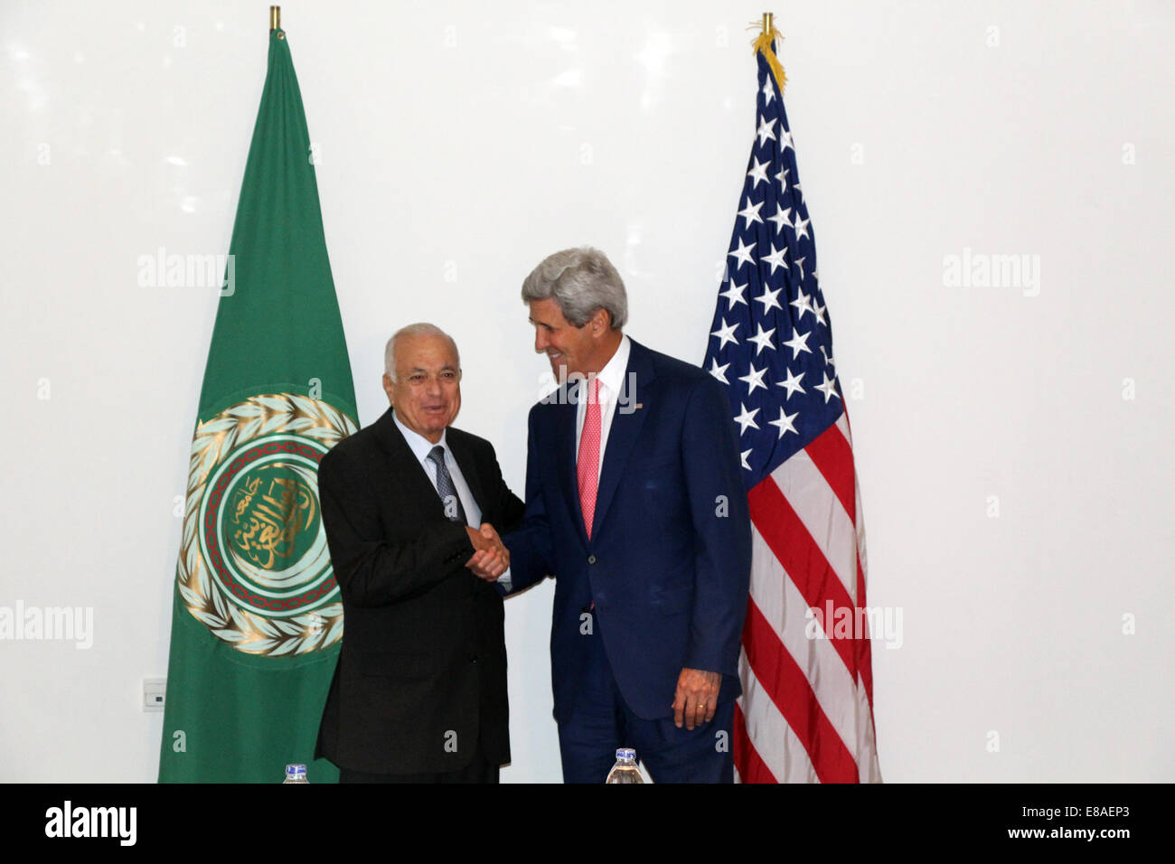 Stati Uniti Il segretario di Stato John Kerry risponde con la Lega Araba Segretario Generale Nabil al-Araby, al Cairo, Egitto, 13 settembre 2014. Foto Stock