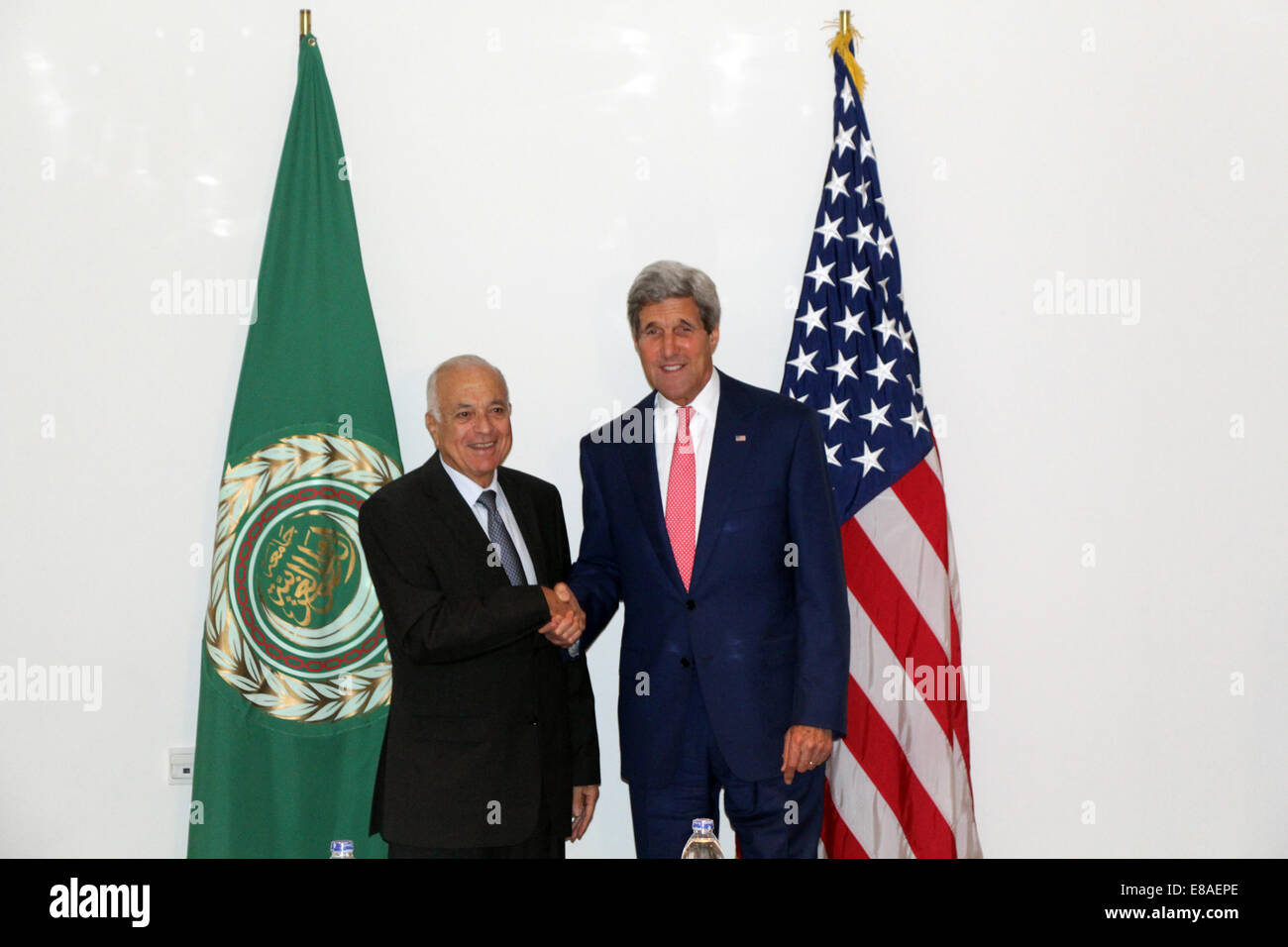 Stati Uniti Il segretario di Stato John Kerry risponde con la Lega Araba Segretario Generale Nabil al-Araby, al Cairo, Egitto, 13 settembre 2014. Foto Stock
