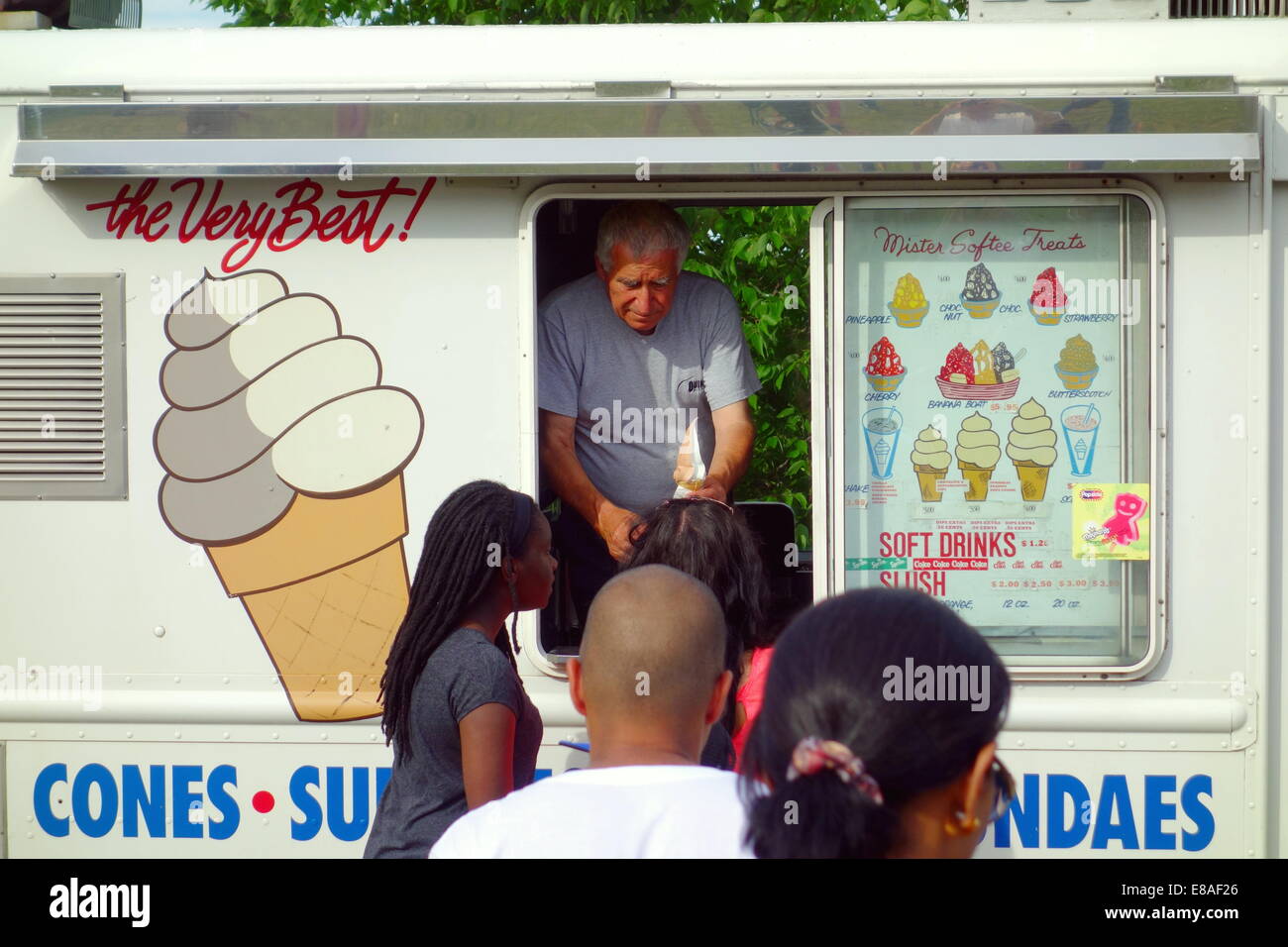 Ice Cream carrello che serve ad una linea di persone a Toronto in Canada Foto Stock