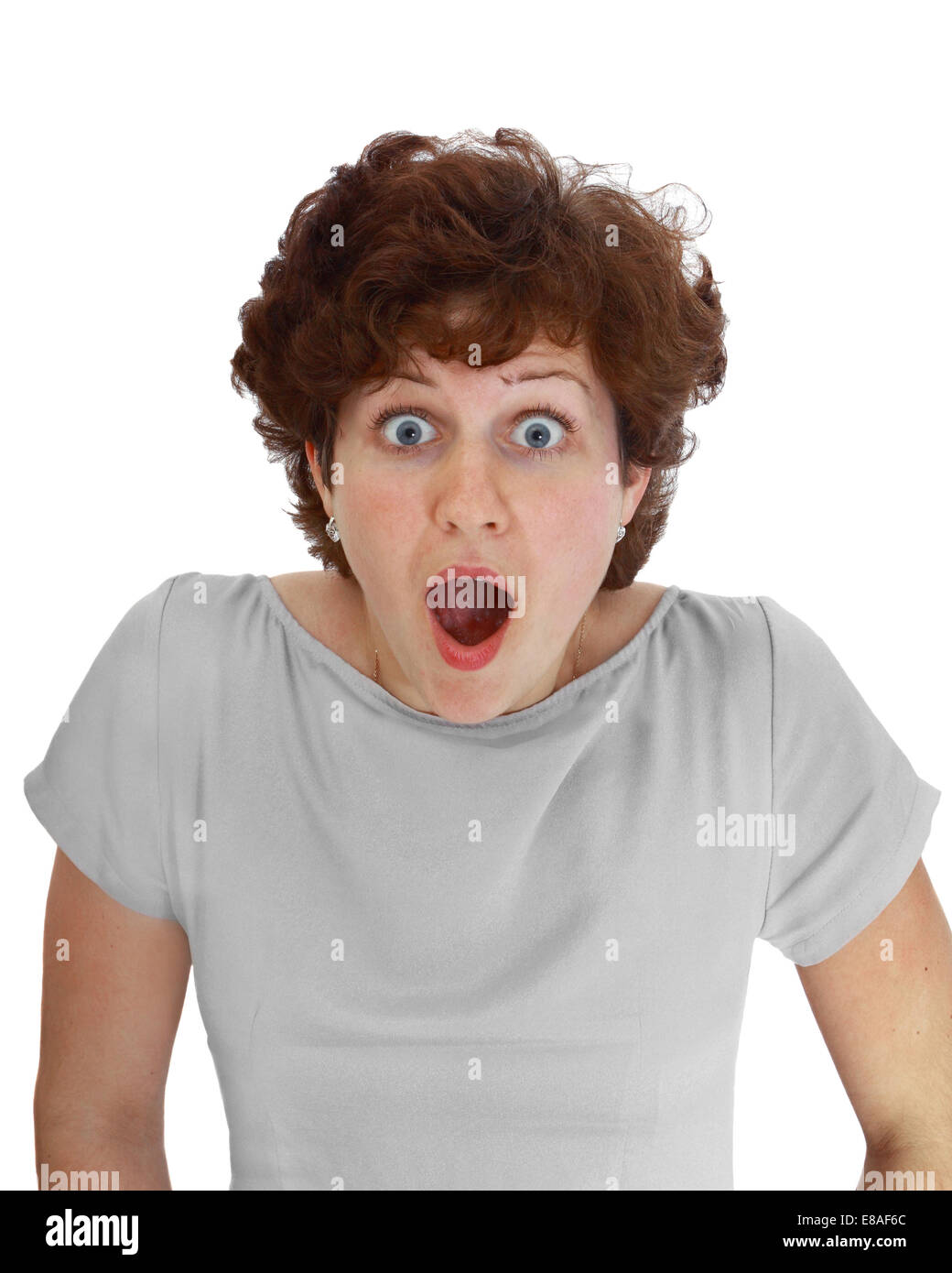 Giovane donna con espressione di orrore sul suo viso isolati su sfondo bianco Foto Stock