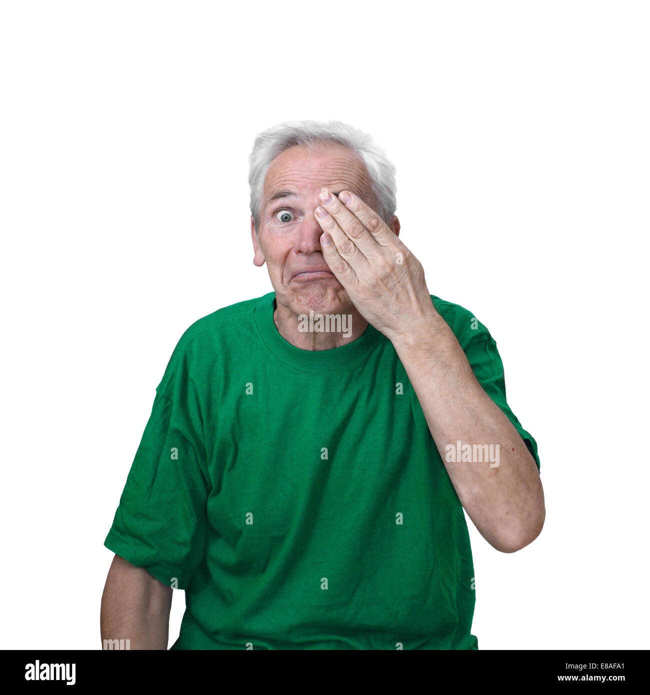 Senior man chiuso un occhio con la mano isolati su sfondo bianco. Controllo di visione per il vecchio maschio Foto Stock
