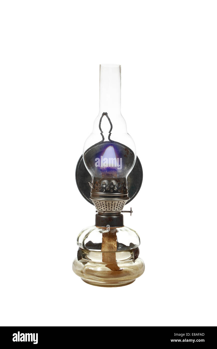 Vintage olio lampada luci con fiamma isolati su sfondo bianco Foto Stock Vintage olio lampada luci con fiamma isolati su sfondo bianco Foto Stock