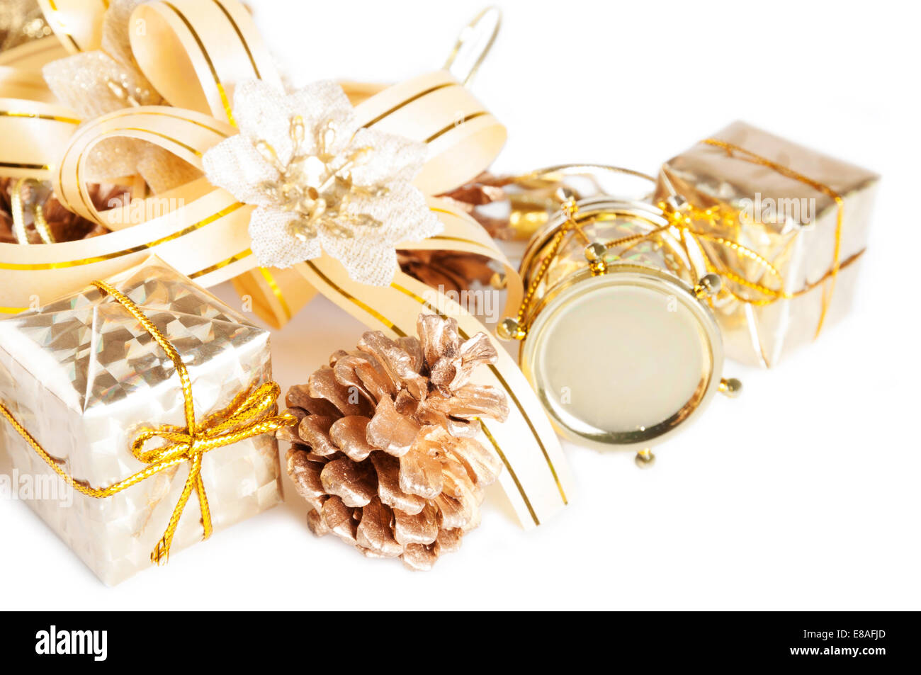Golden decorazioni natalizie e dono su sfondo bianco Foto Stock