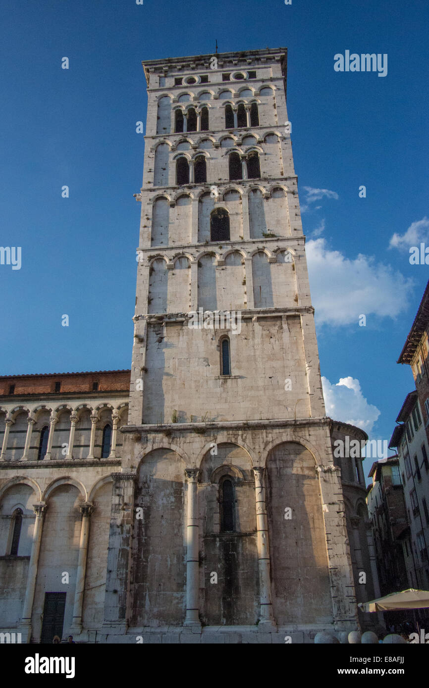 In prossimità della torre di San Michele in Foro Romano basilica cattolica a Lucca, Toscana, Italia. Foto Stock