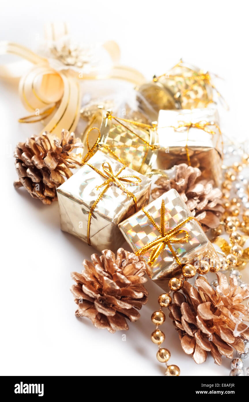 Golden decorazioni di Natale e regali su sfondo bianco Foto Stock