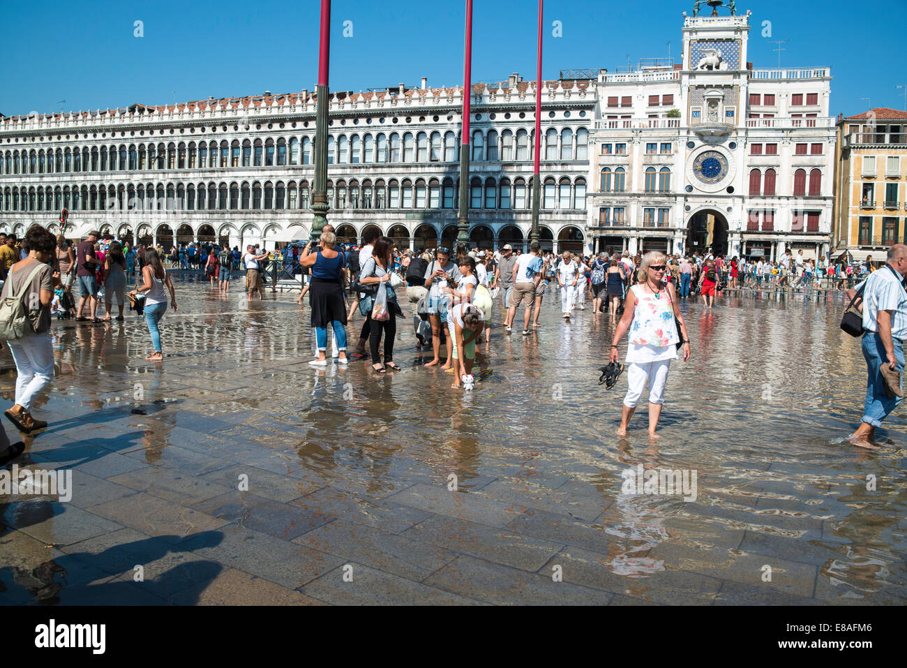 Alta Marea e luna piena provoca la Piazza San Marco per riempire con acqua di mare Foto Stock