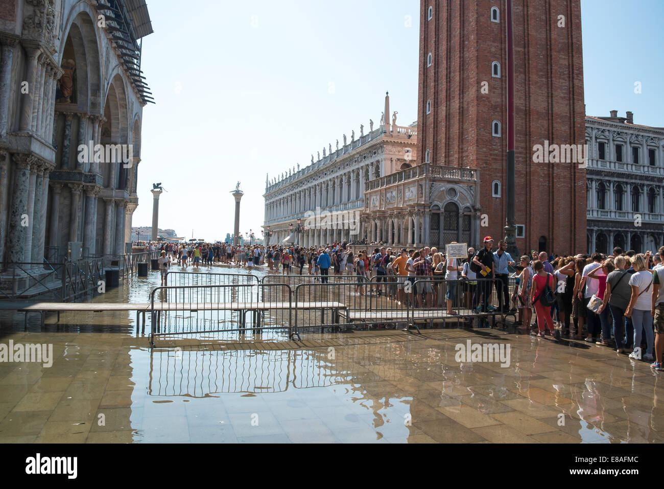 Alta Marea e luna piena provoca la Piazza San Marco per riempire con acqua di mare Foto Stock