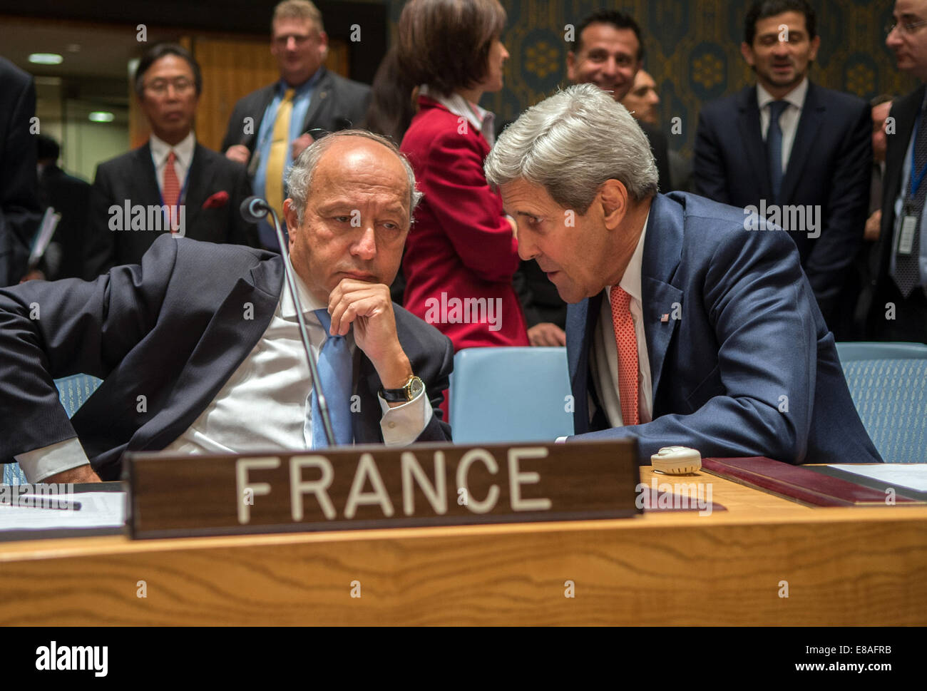 Stati Uniti Il segretario di Stato John Kerry chat con il Ministro degli esteri francese Laurent Fabius prima di presiedere il Consiglio di Sicurezza delle Nazioni Unite incontro circa l'Iraq nella città di New York il 19 settembre 2014. Foto Stock