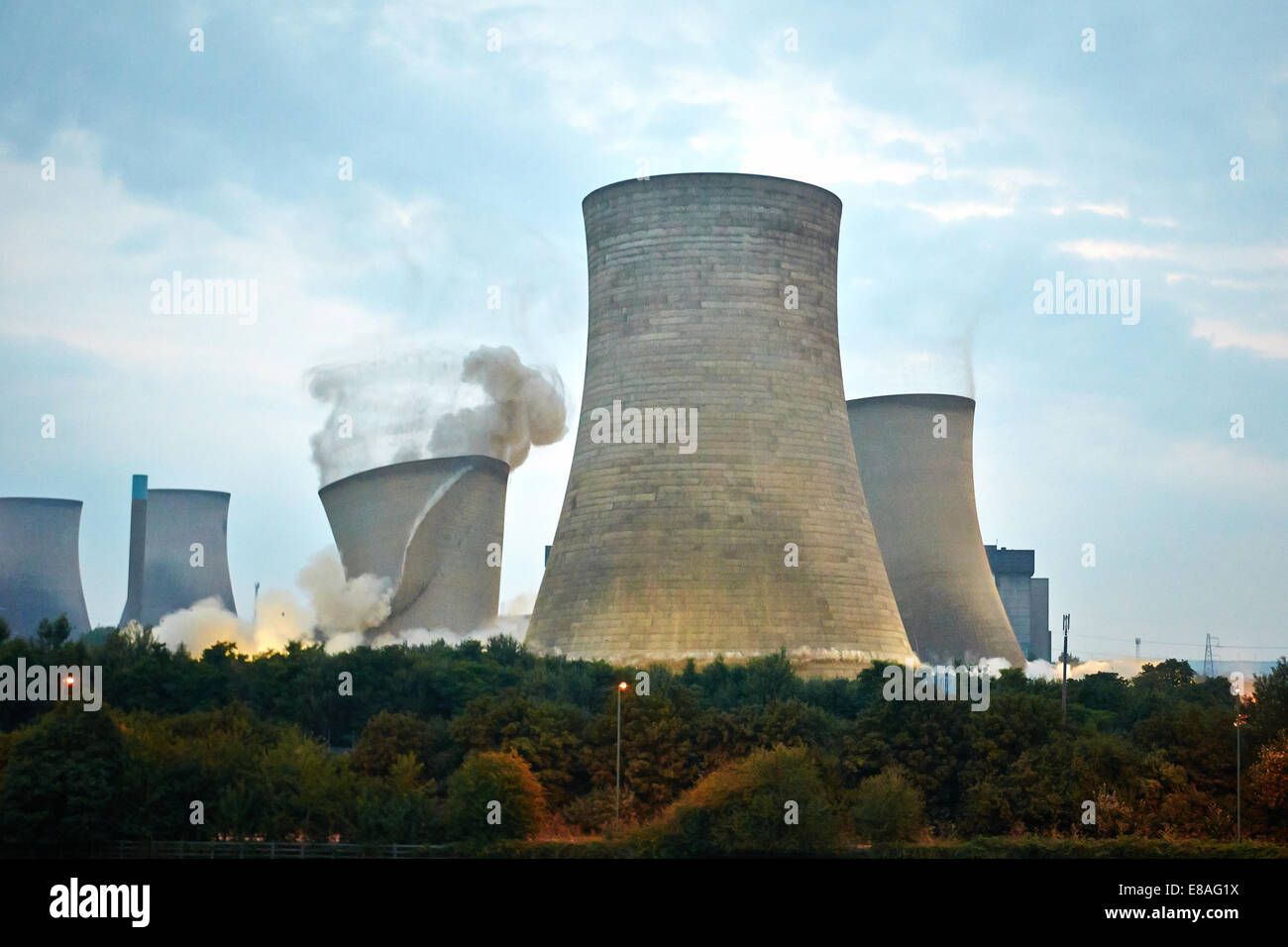 La 113m di altezza delle torri di raffreddamento a Didcot di centrali elettriche a carbone vengono demolite con esplosivi alle 5 del mattino. 6 di 13 Foto Stock