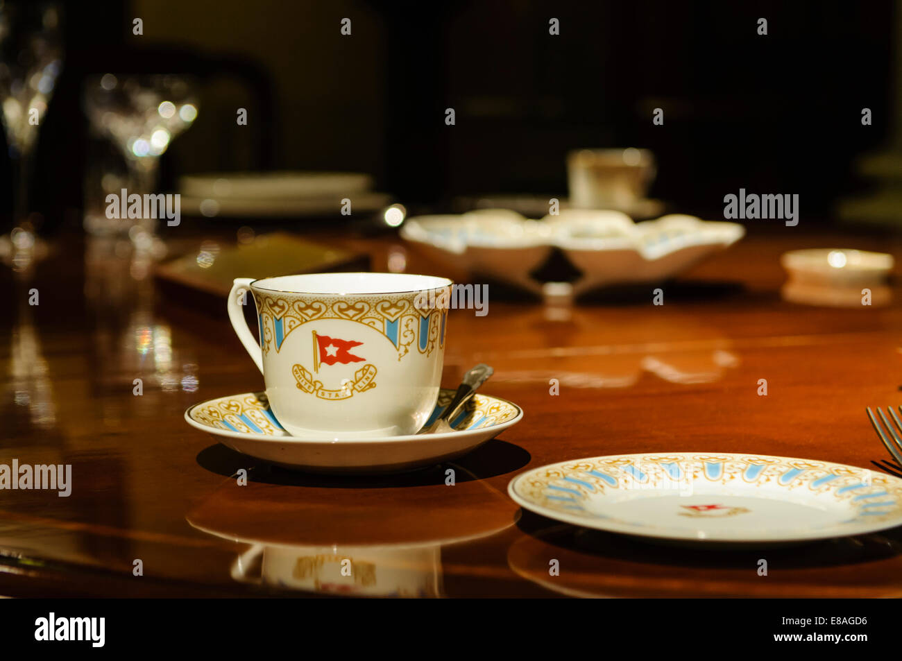 Tavolo da pranzo, posate e stoviglie che avrebbe dovuto essere il capitano della sala da pranzo privata sul Titanic quando ha navigato ma non erano pronti a tempo Foto Stock