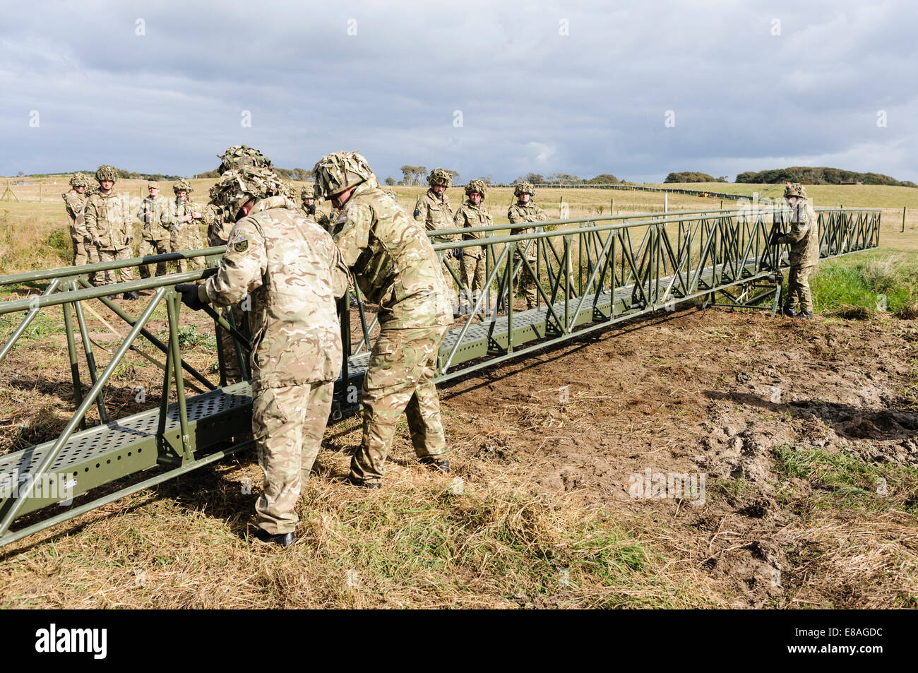 RIR soldati costruire un ponte ad arco a 10m di distanza in meno di 2 minuti. Foto Stock