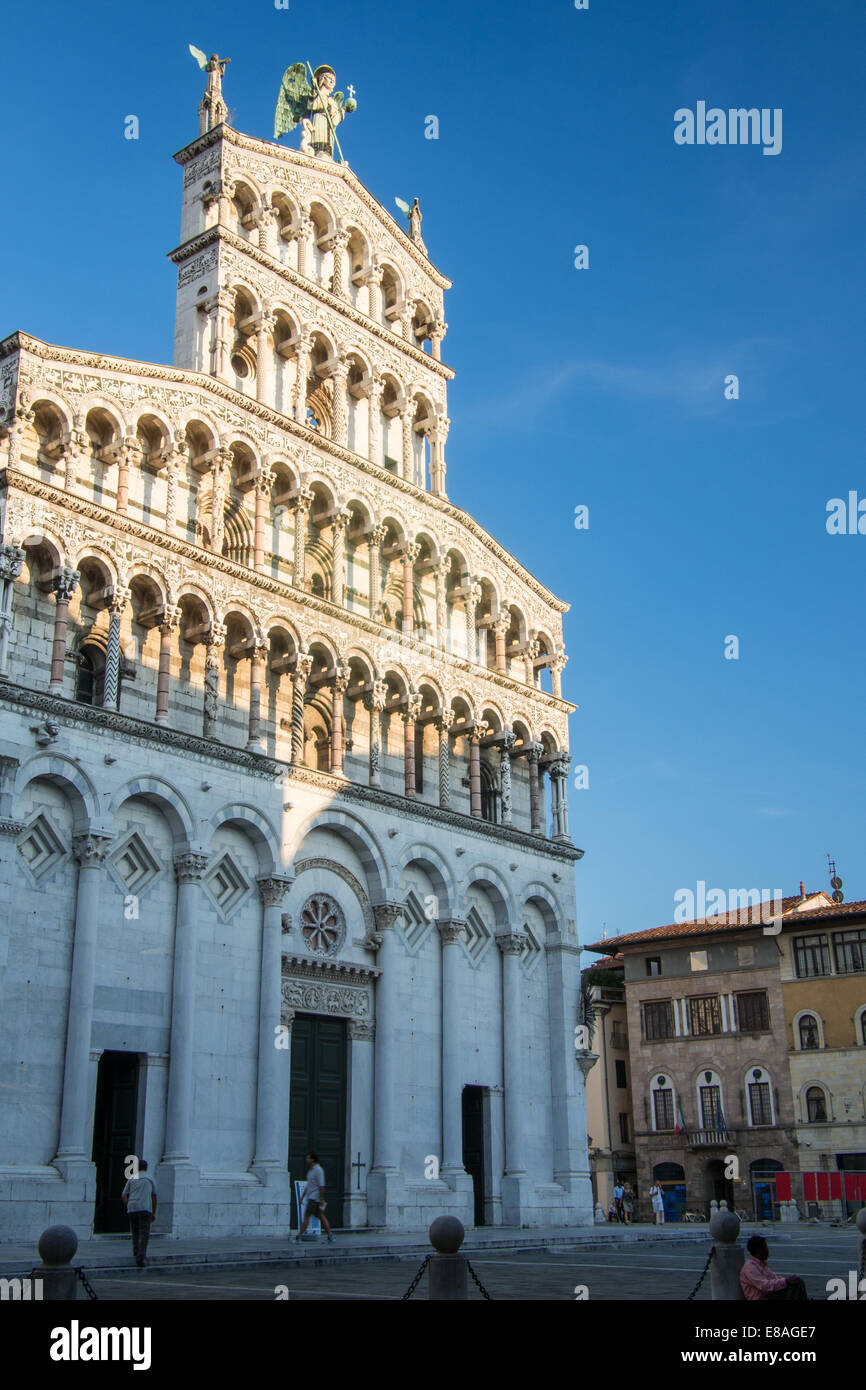 Ingresso al San Michele in Foro Romano basilica cattolica a Lucca, Toscana, Italia. Foto Stock