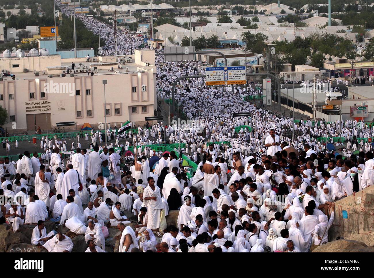 La Mecca, Arabia Saudita. 3° Ott, 2014. Pellegrini musulmani raccogliere sul Monte Arafat, vicino a La Mecca, che prendono parte a uno dei rituali Hajj il 3 ottobre 2014. I pellegrini di eseguire una serie di rituali durante l annuale Hajj. Essi circumambulate la Kaaba sette volte, scorre avanti e indietro tra le colline di Al-Safa e Al-Marwah, bere dal Zamzam bene, passa per la pianura del monte Arafat a stare nella veglia e getta pietre in un rituale di lapidazione del diavolo. Credito: ZUMA Press, Inc./Alamy Live News Foto Stock