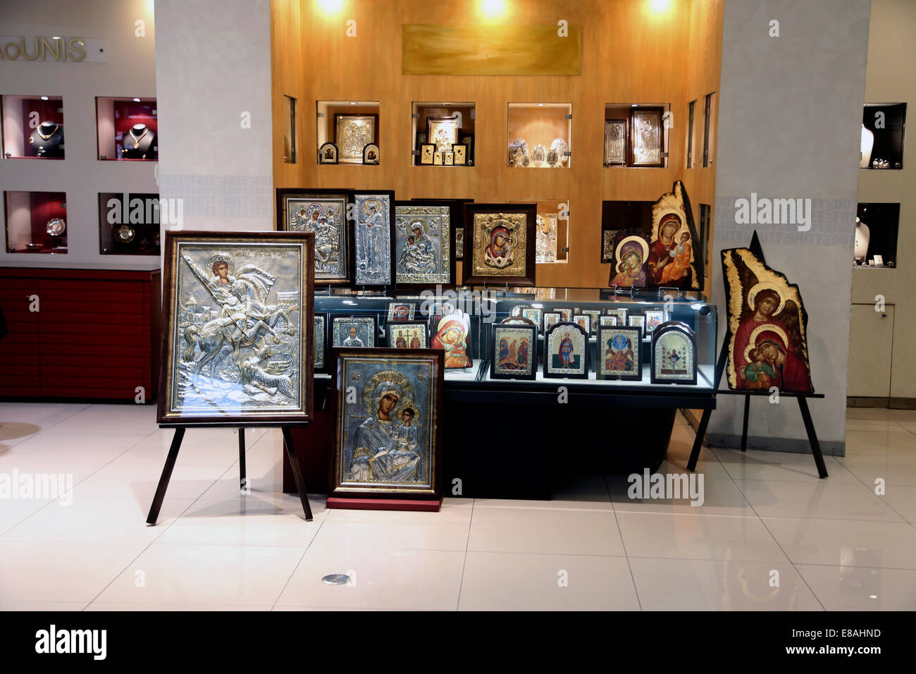 Atene Grecia Athens International Airport bancarella vendendo religiosi icone greche San Foto Stock