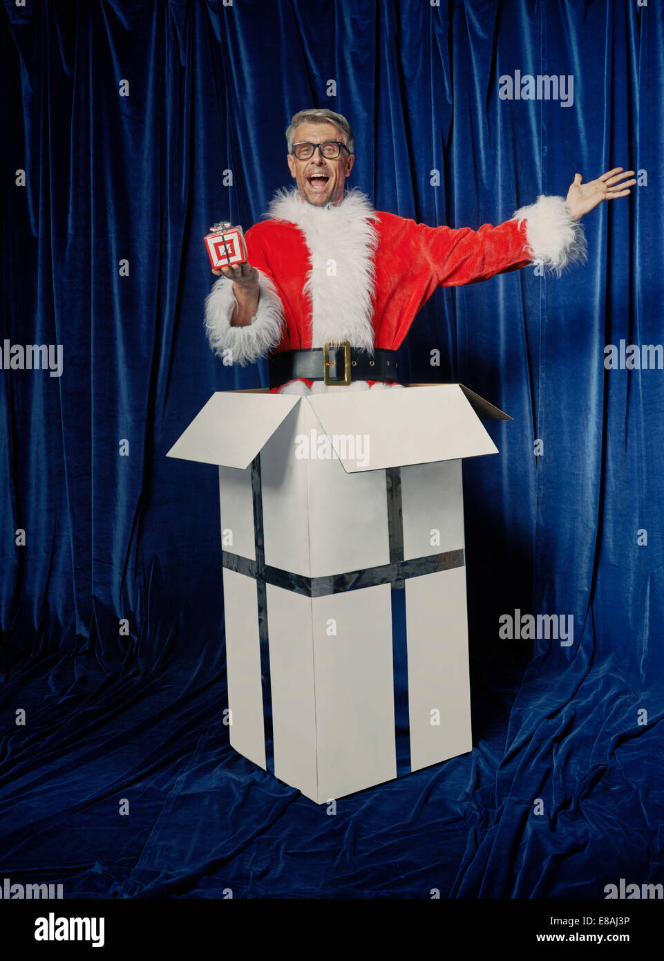 Santa nella scatola con il regalo di Natale Foto Stock