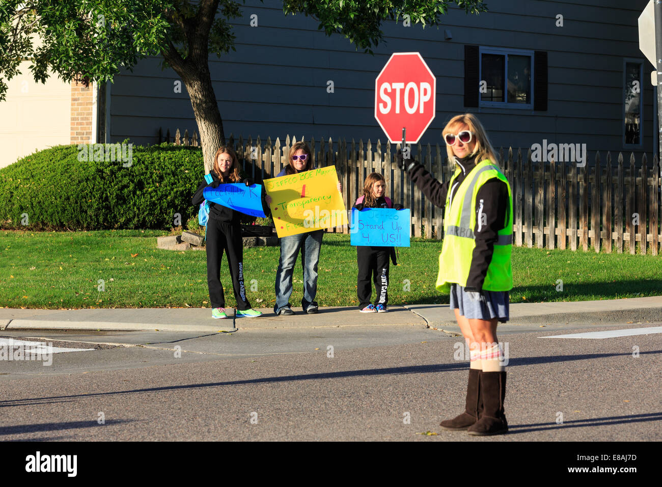 Littleton, Colorado, STATI UNITI D'AMERICA del 3 ottobre 2014. TIna Gurdikian ed i suoi figli dimostrare contro il Jefferson county School Board proposta per modificare il modo in cui la storia degli Stati Uniti è insegnato in tutto il distretto scolastico. Credit: Ed Endicott/Alamy Live News Foto Stock