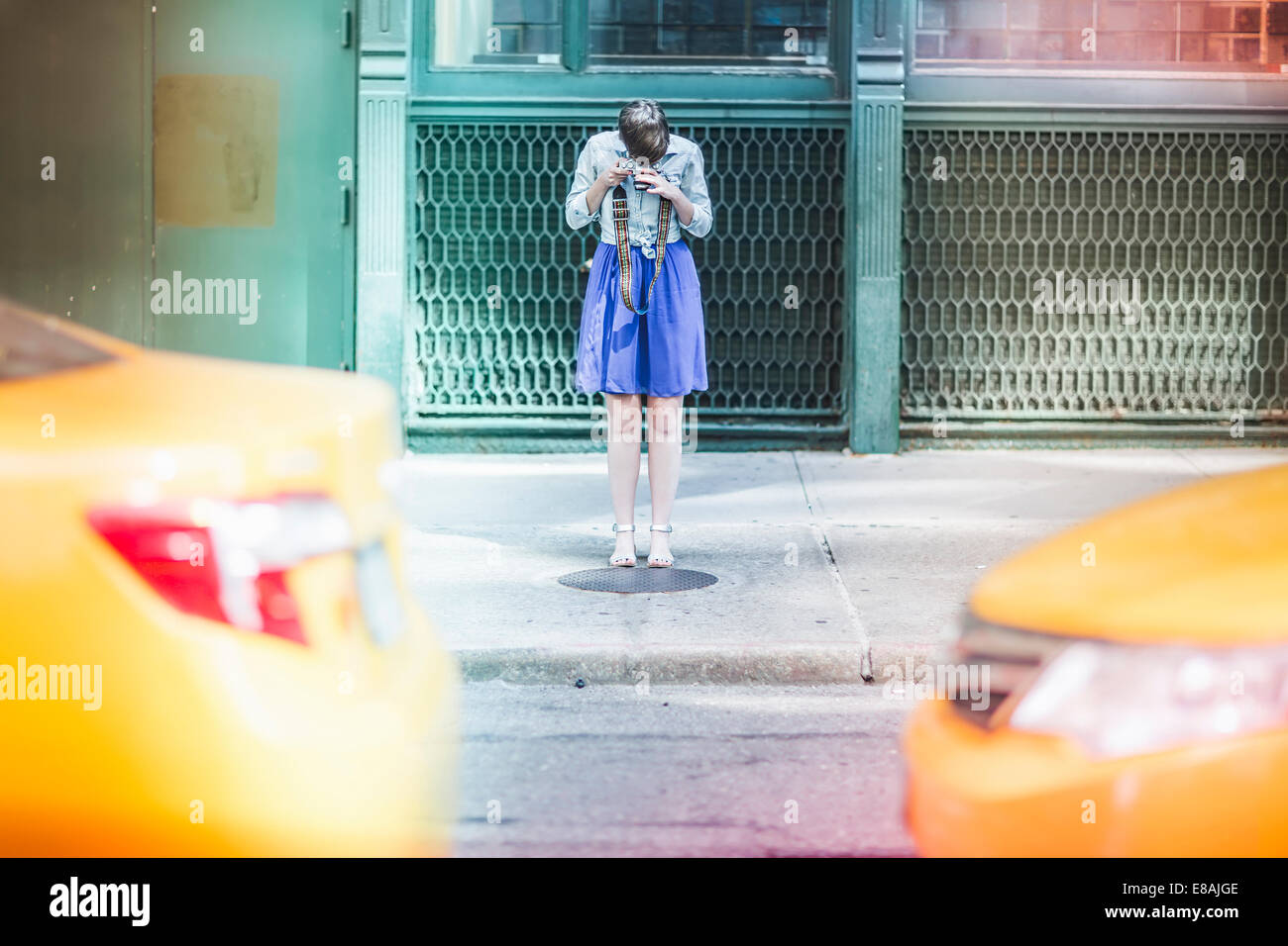 Donna fotografare su Street, New York, US Foto Stock