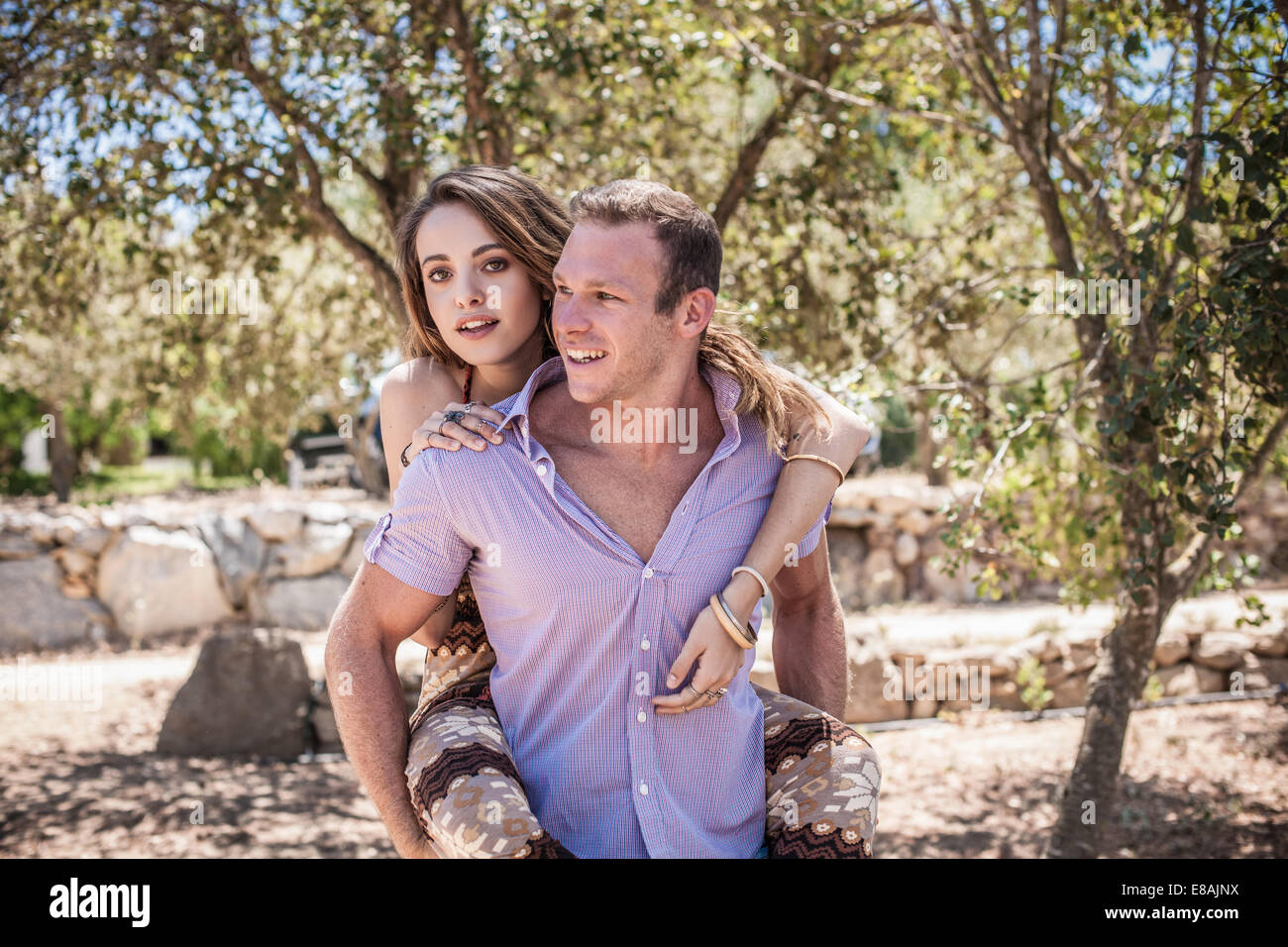Giovane uomo dando ragazza piggyback ride, Castiadas, Sardegna, Italia Foto Stock
