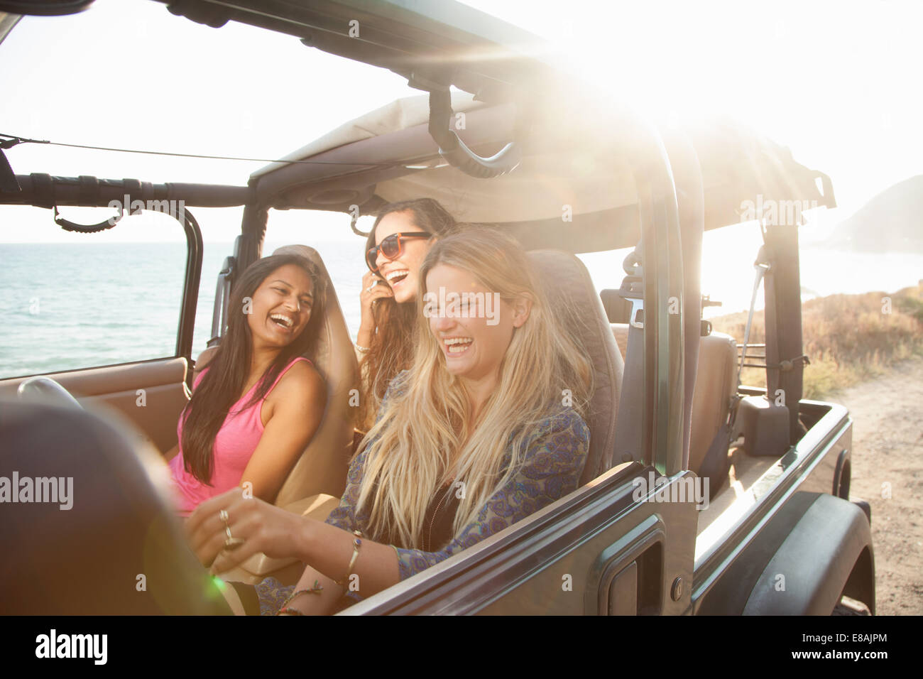 Tre giovani donne guida in jeep a costa, Malibu, California, Stati Uniti d'America Foto Stock