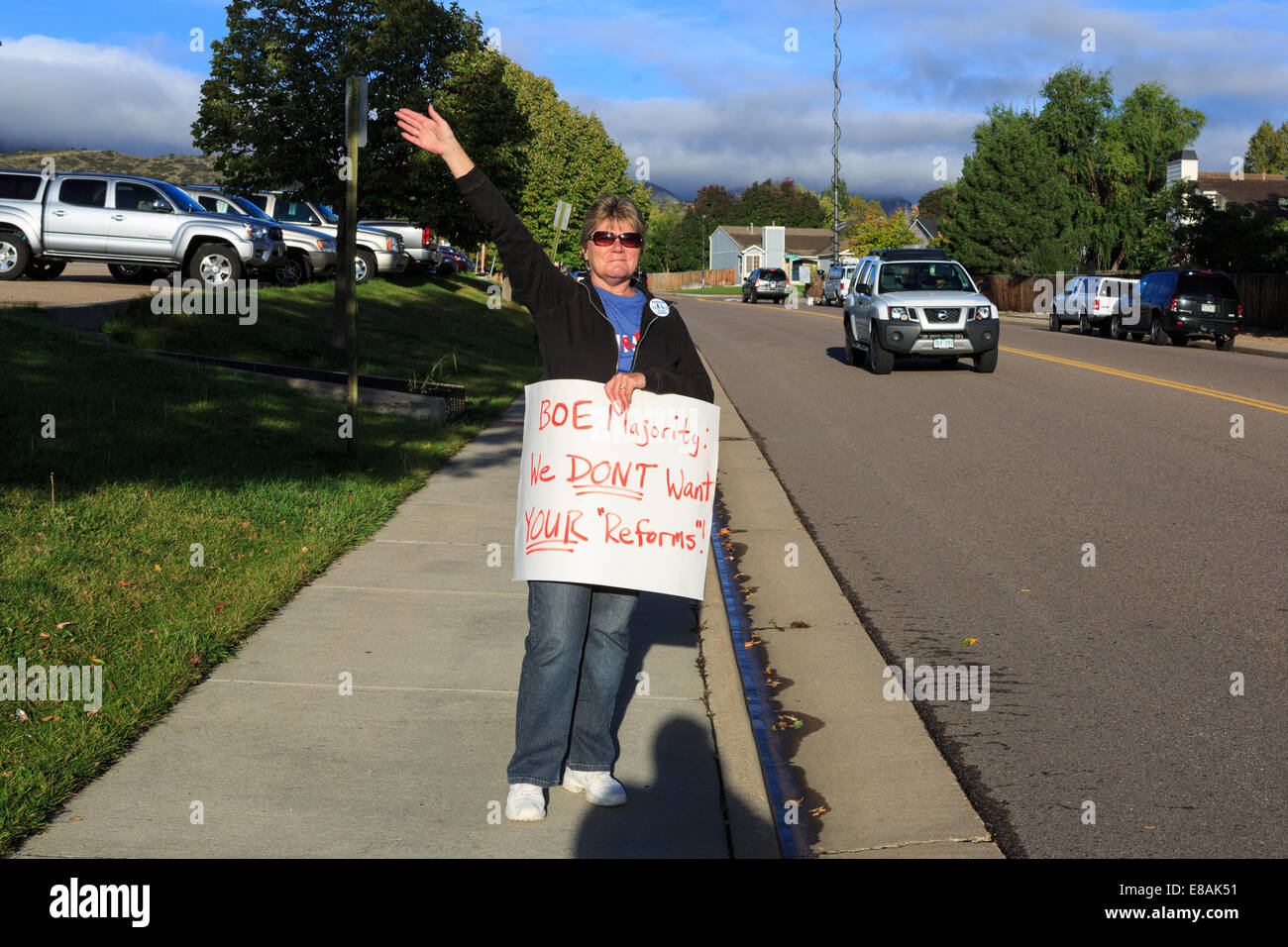 Littleton, Colorado, STATI UNITI D'AMERICA del 3 ottobre 2014. I genitori e gli studenti a Mount carbonio Scuola Elementare dimostrare contro il Jefferson county School Board proposta per modificare il modo in cui la storia degli Stati Uniti è insegnato in tutto il distretto scolastico. Credit: Ed Endicott/Alamy Live News Foto Stock