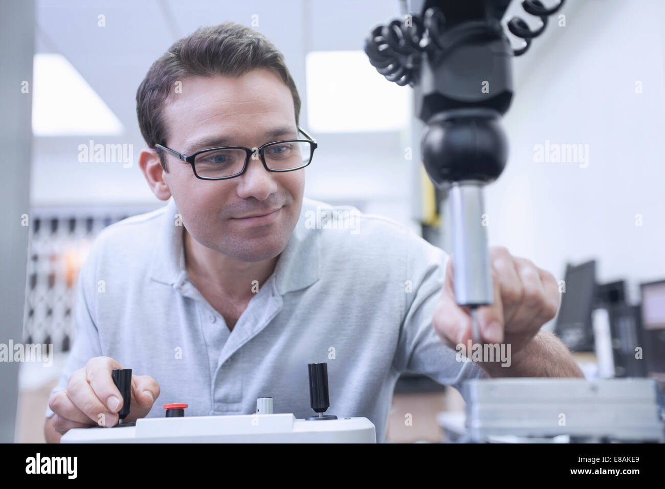 Ingegnere in ingegneria CNC, produzione e controllo di qualità Foto Stock