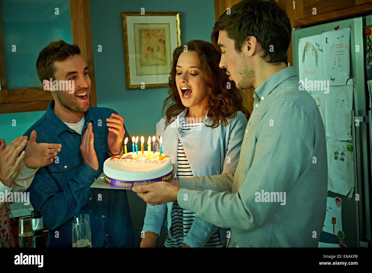 Amici festeggia il compleanno a casa Foto Stock