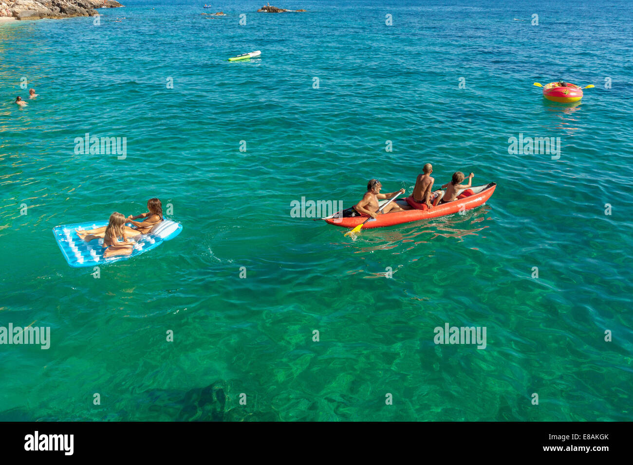 I turisti in kayak il traino di materasso, Jagodna village, isola di Hvar, Croazia Foto Stock