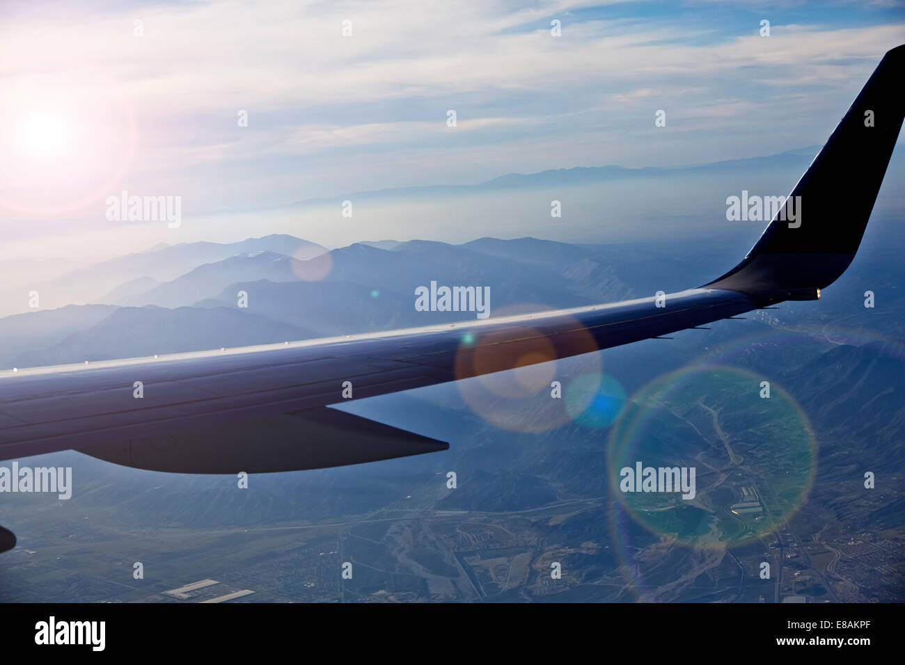 Ala di aeroplano volando sul paesaggio Foto Stock