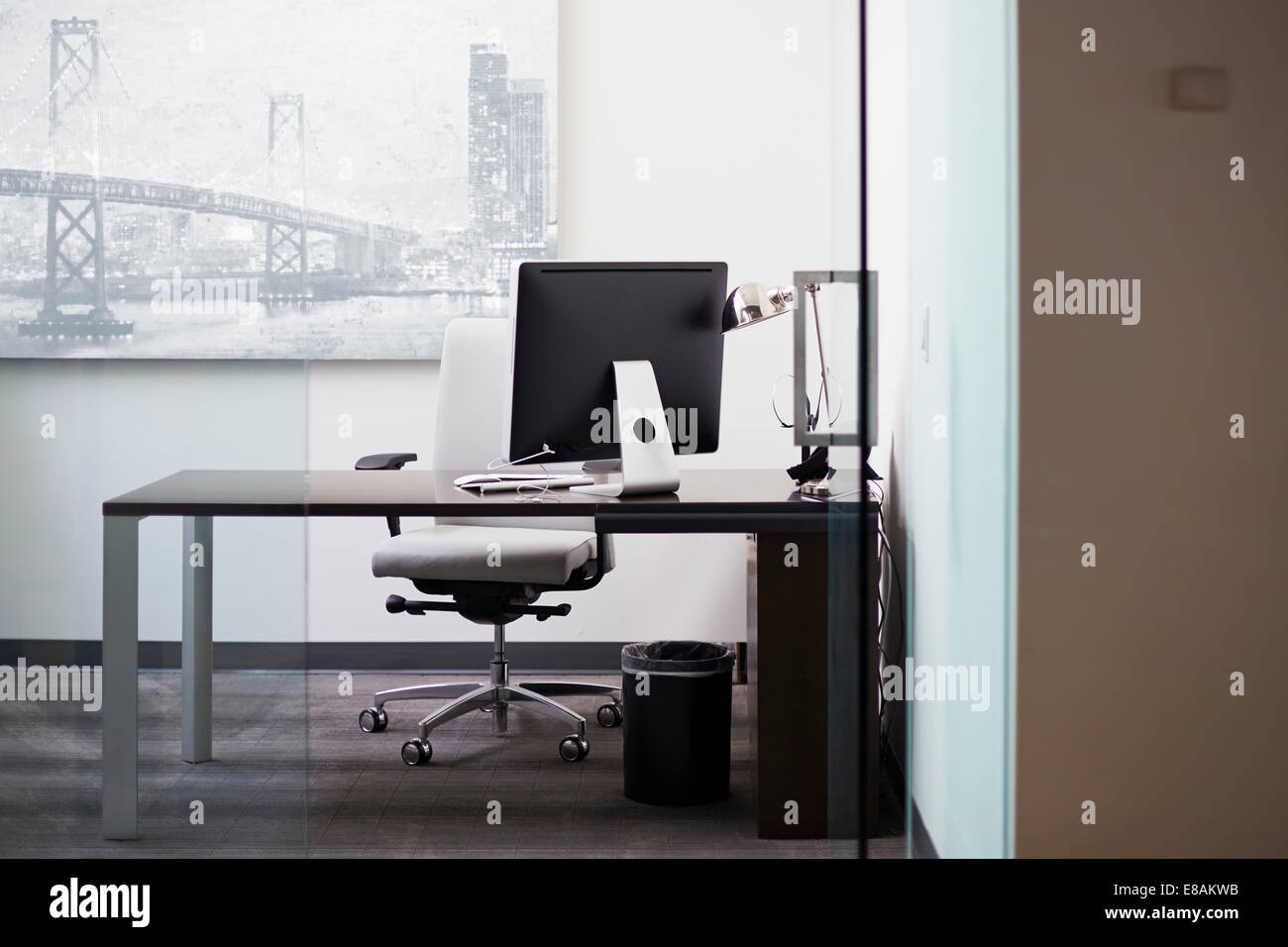 Ufficio interno con scrivania Foto Stock