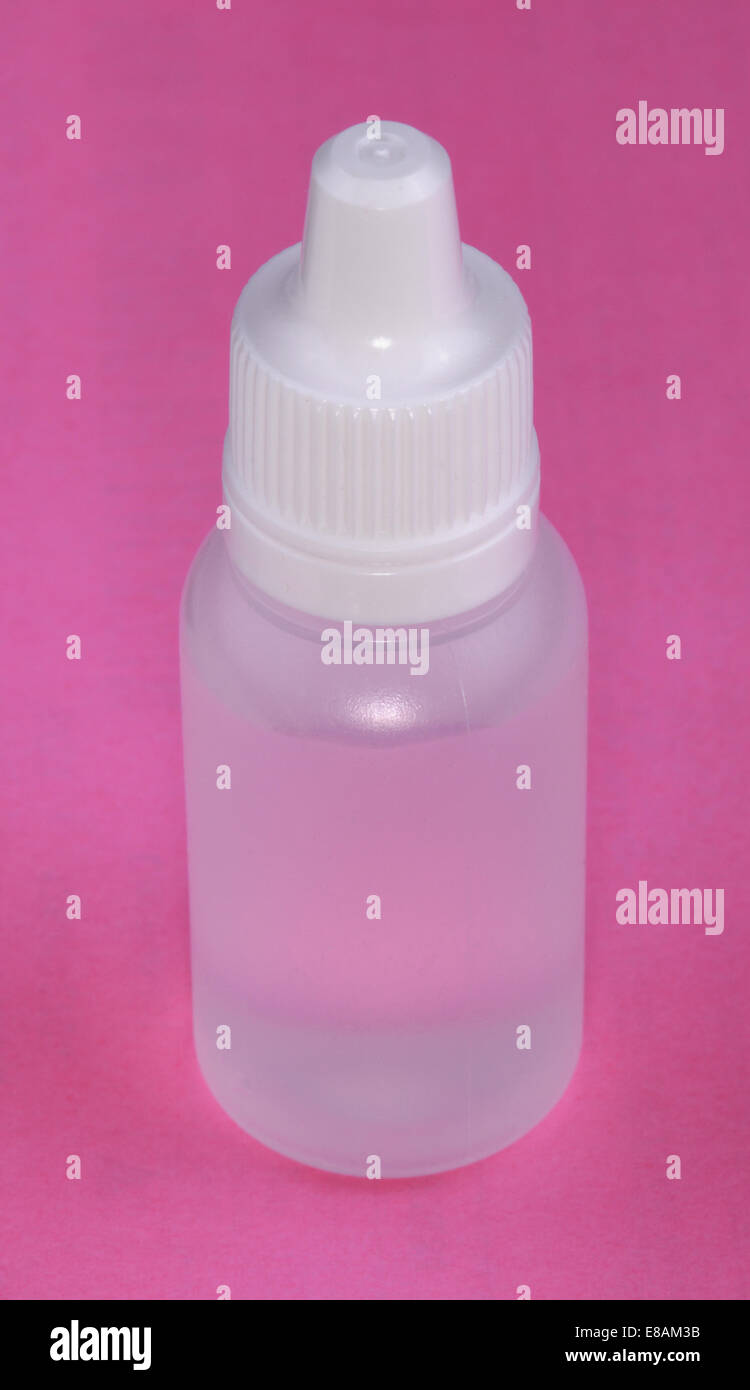 White fiala di plastica su sfondo rosa Foto Stock