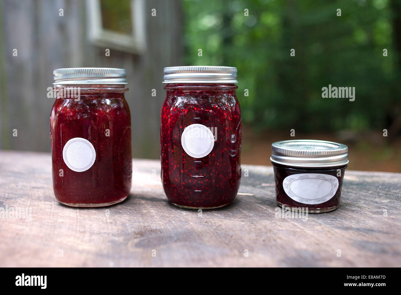 Tre vasi di marmellata sul tavolo da giardino Foto Stock