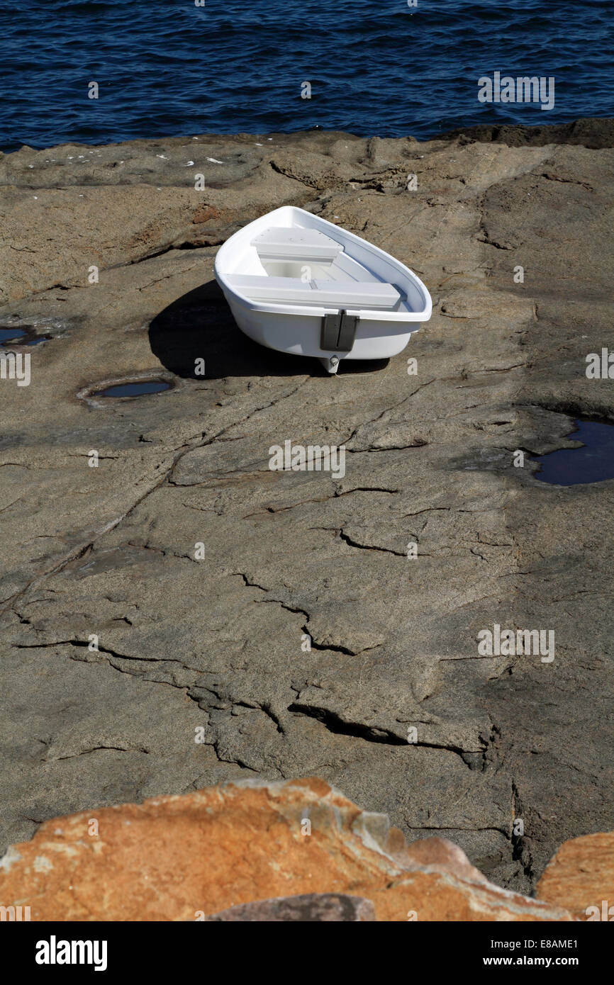 Una piccola barca su sporgenze rocciose a Sohier Park, York Maine, Stati Uniti d'America. Sohier Park è anche un punto di visualizzazione foe Cape Neddick luce. Foto Stock