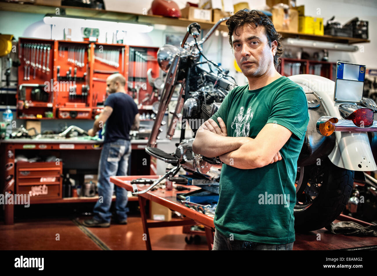 Ritratto di meccanico maschio in motocicletta workshop Foto Stock
