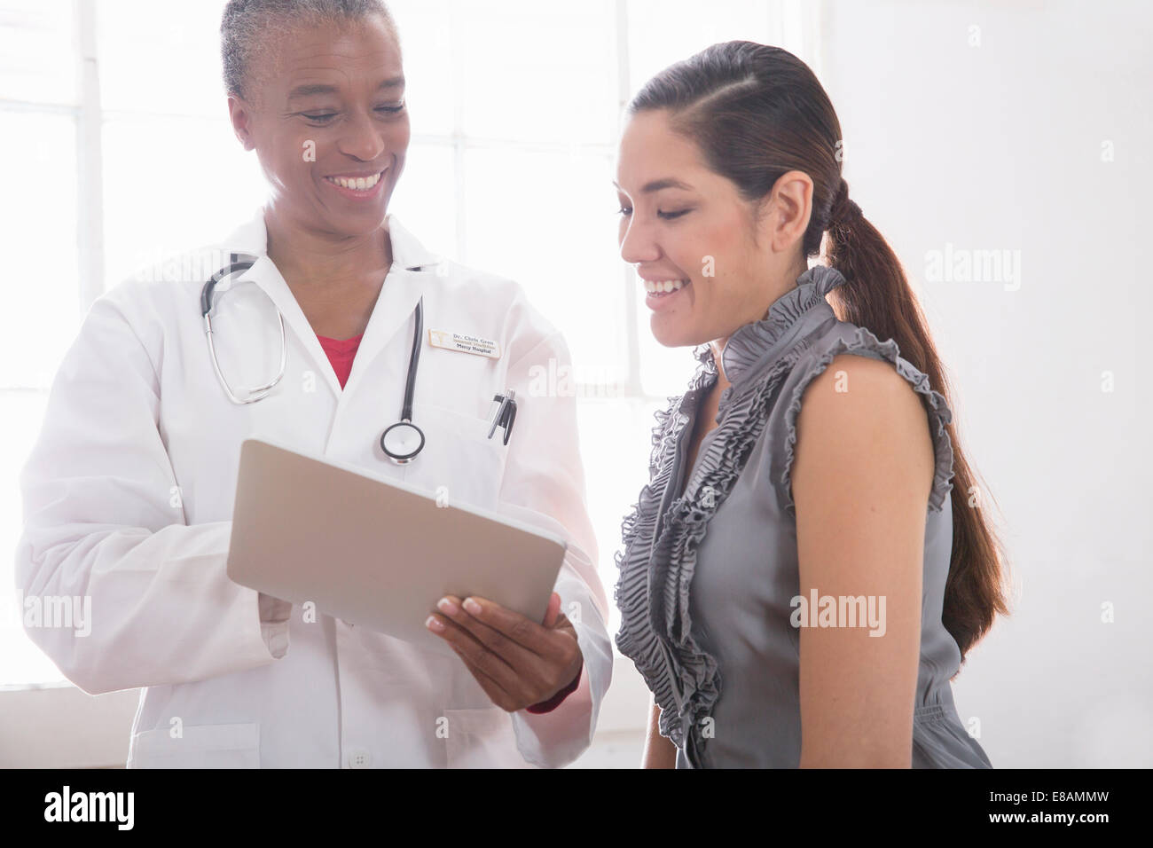 Medico donna che mostra il paziente digitale compressa Foto Stock