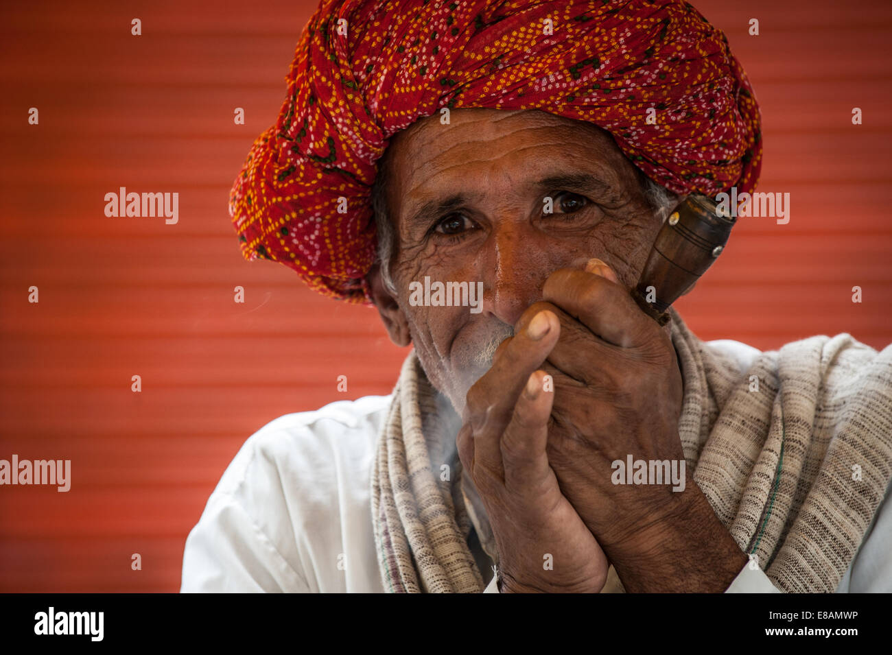 Anziani uomo indiano fumatori tubo tradizionale Foto Stock