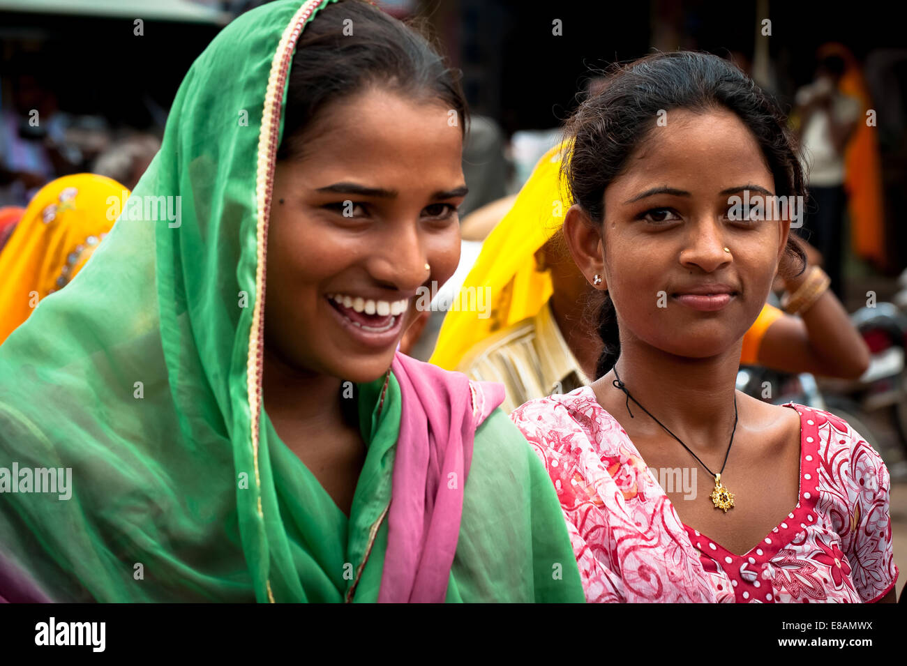 La vita rurale nel Rajasthan, giovani ragazze in tradizionali abiti colorati, sari Foto Stock