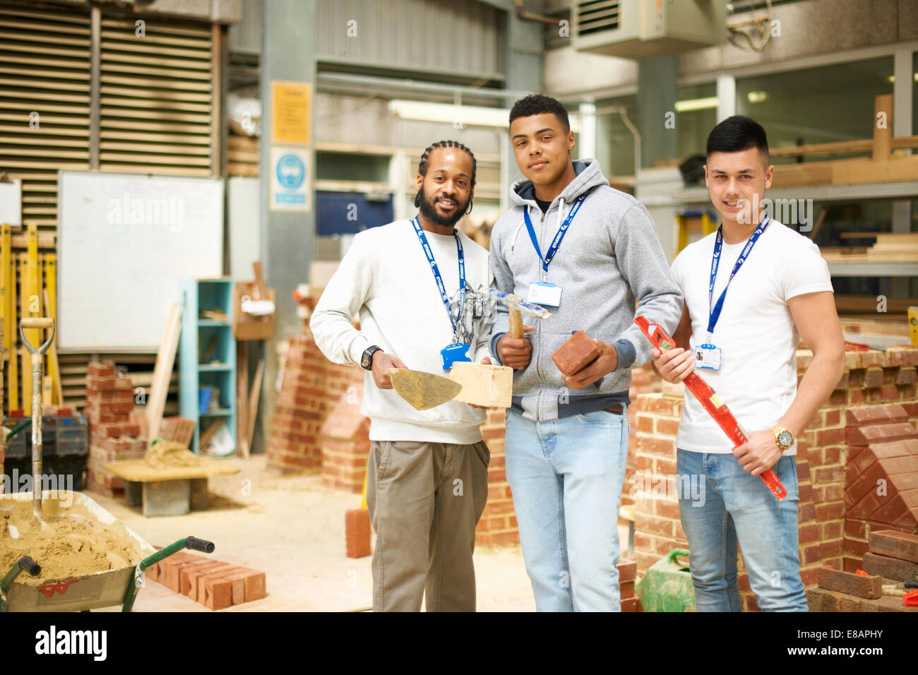 Ritratto del maschio di tre studenti del college in muratura workshop Foto Stock